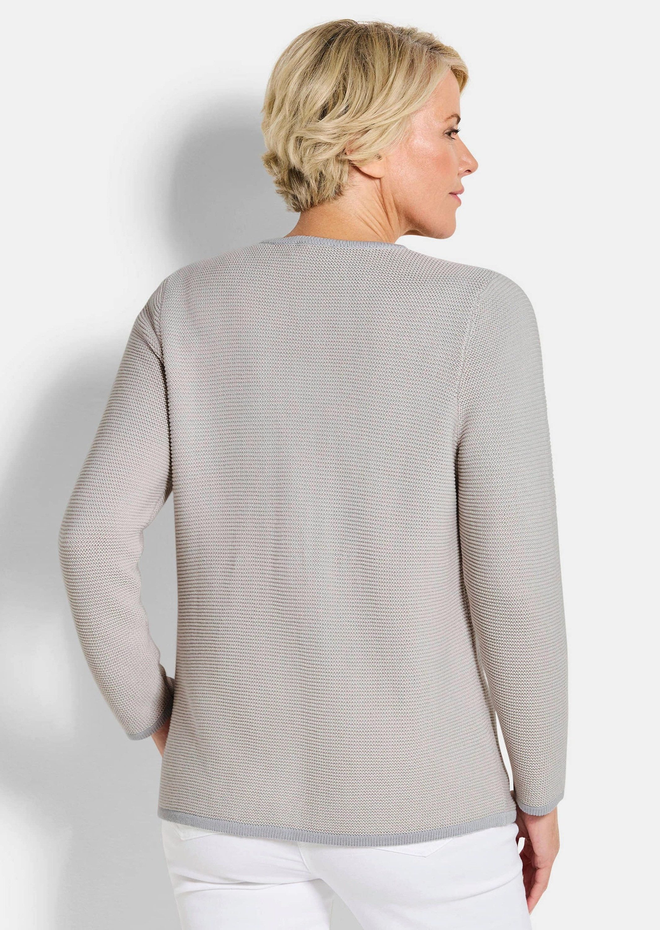 GOLDNER Strickjacke Kurzgröße: Elegante Strickjacke mit Taschen Strukturjacke mit Rundhals, Knopfleiste, Taschen und Langarm