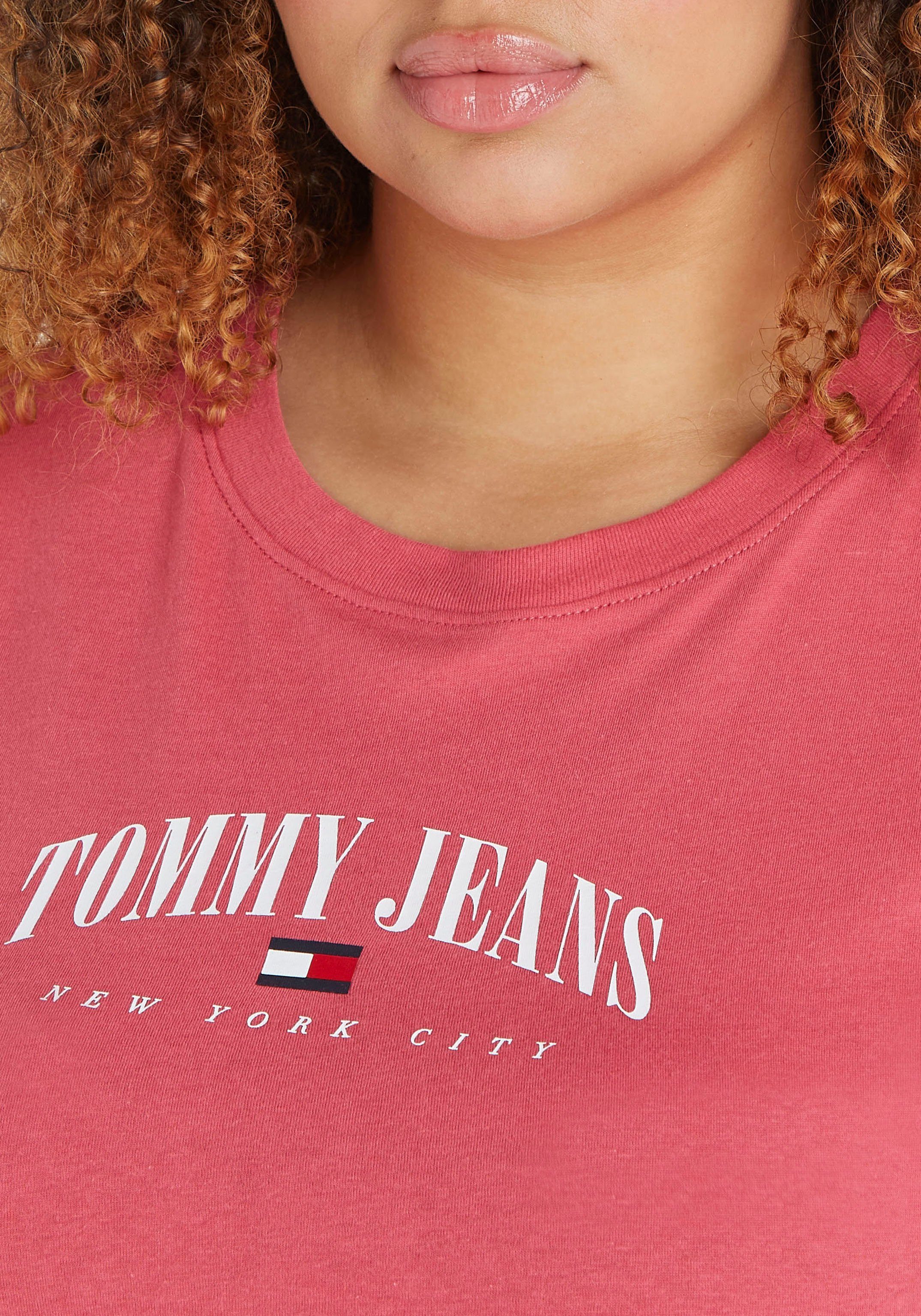 Jeans-Markendetails Tommy SS 2 Tommy Jeans (1-tlg) TJW Washed-Crimson Curve LOGO CURVE,mit ESSENTIAL BBY Kurzarmshirt SIZE PLUS CRV