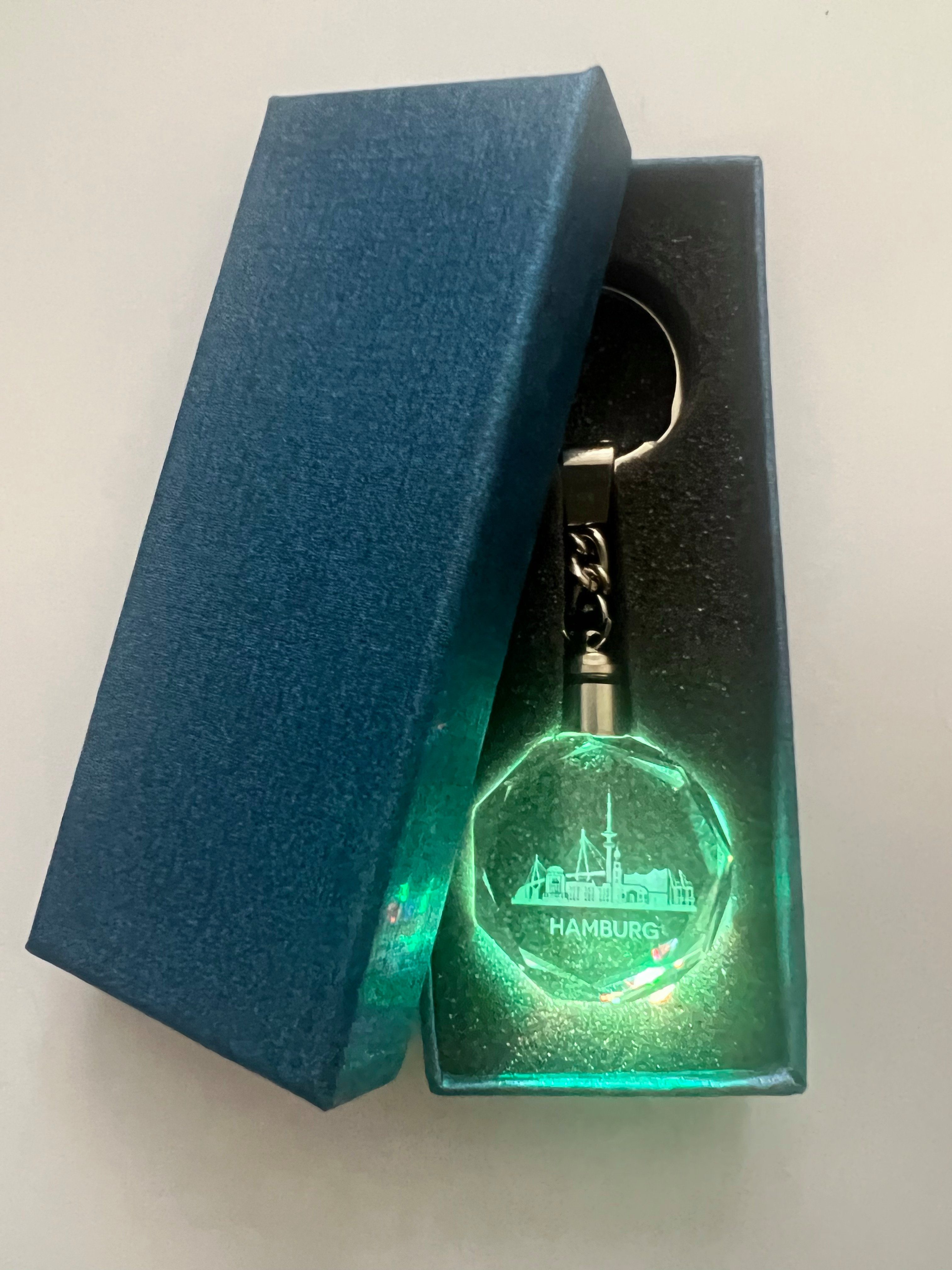 Stelby Schlüsselanhänger mit Gravur Hamburg Schlüsselanhänger Multicolor mit Geschenkbox (Perfekt für Geburtstage und Weihnachten, Robustes Glasmaterial, leucht – Bild 4 von 5