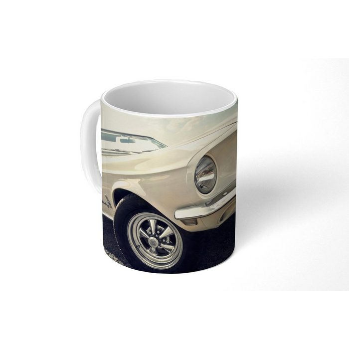 MuchoWow Tasse Ein weißer Ford Mustang in einem Parkhaus Keramik Kaffeetassen Teetasse Becher Teetasse Geschenk