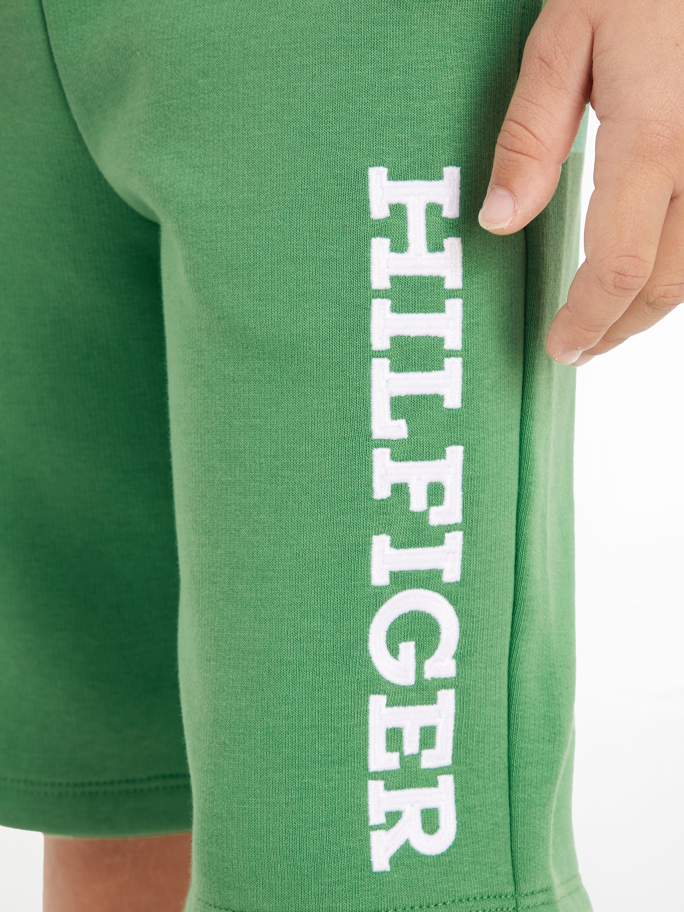 Tommy Hilfiger Sweatshorts SWEATSHORTS Green Coastal Logoschriftzug MONOTYPE modischem mit