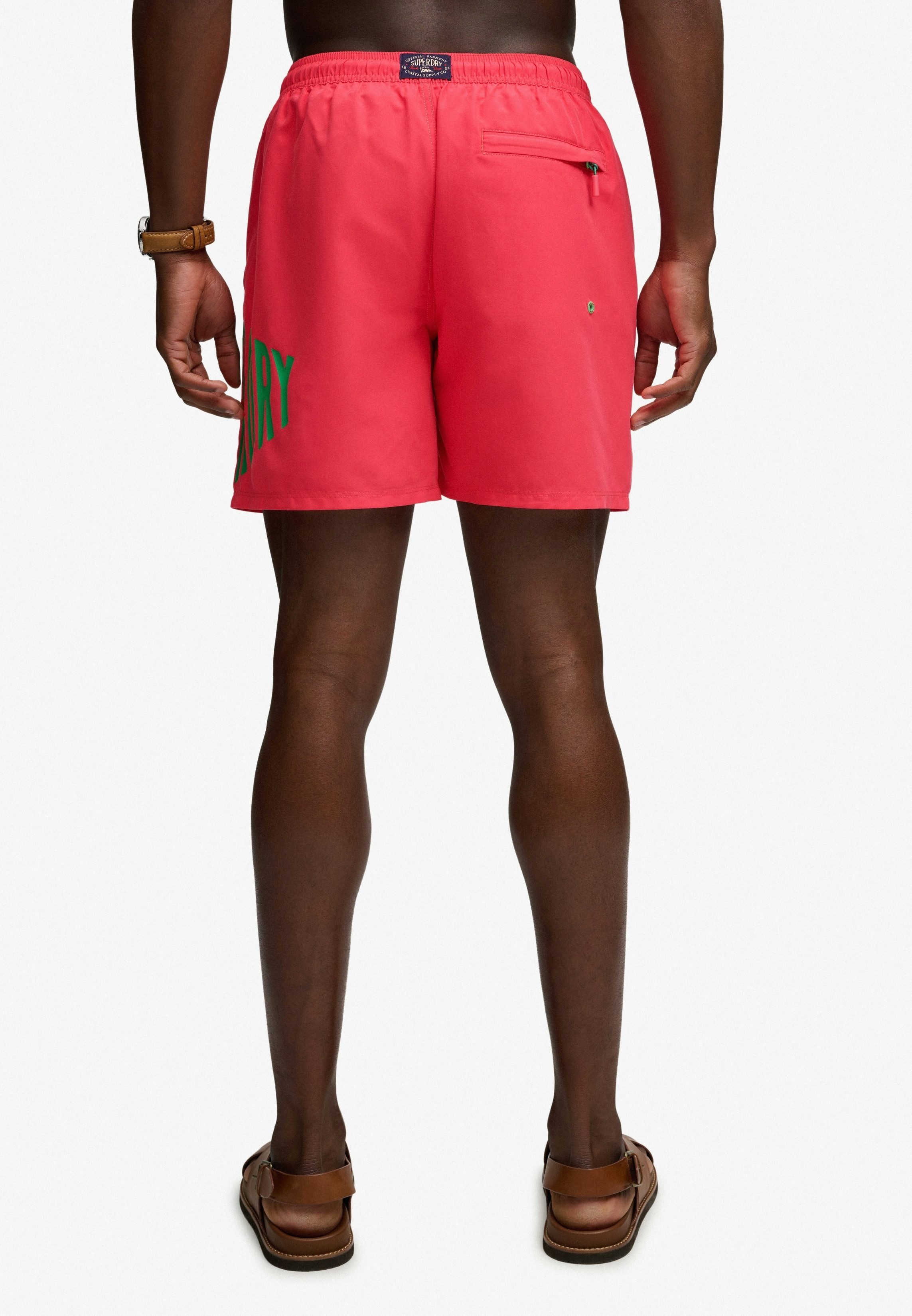 Superdry Badeshorts PRINTED LOGO 16 SWIM SHORT modische Passform, unifarbenes Design, aus Polyester, pflegeleicht