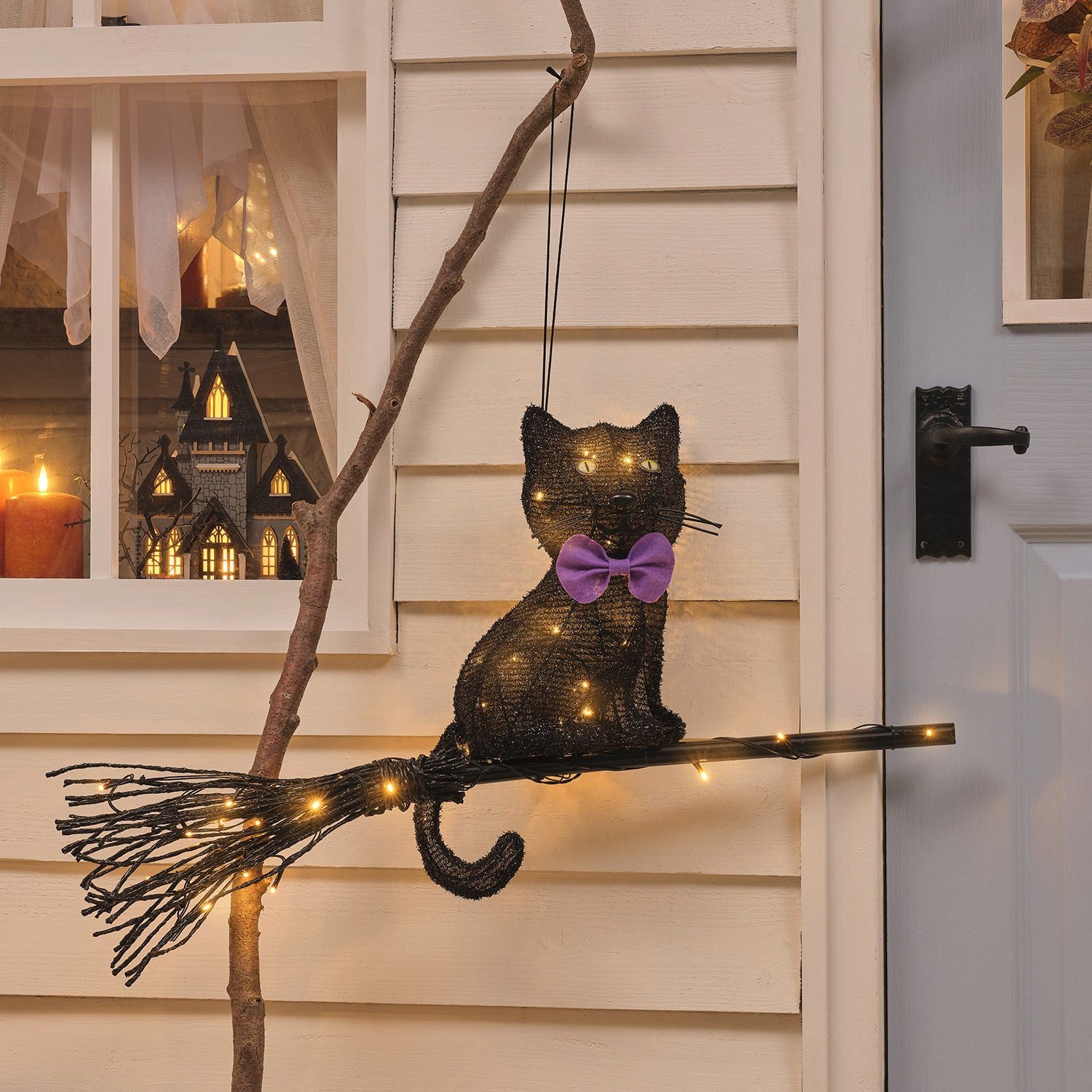 Lights4fun LED-Dekofigur LED-Halloween-Katze auf Besen mit Timer für den Außenbereich – Bild 4 von 5