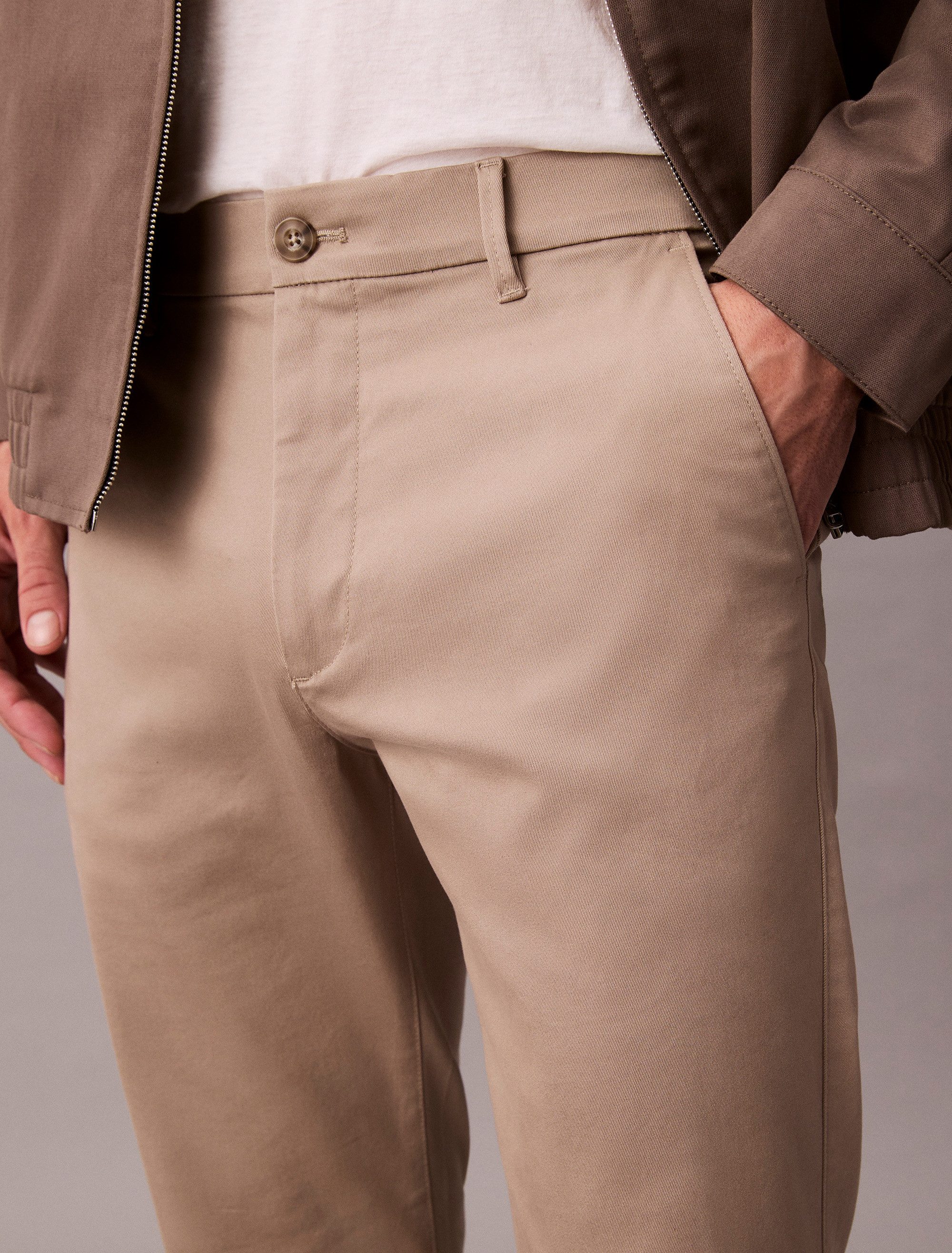 Calvin Klein Jeans Chinohose Mit Gürtelschlaufen – Bild 4 von 5