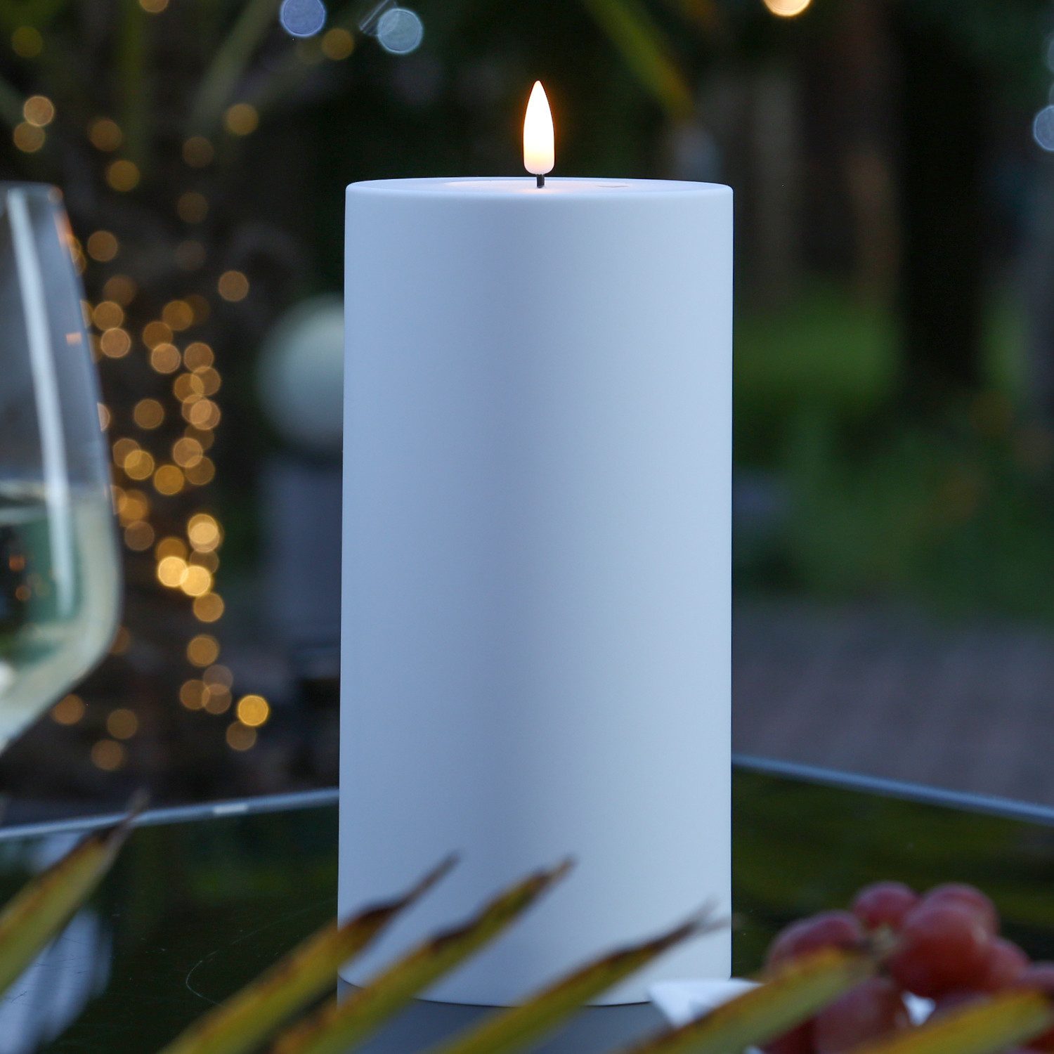 Deluxe Homeart LED-Kerze MIA für Außen 3D Flamme flackernd H: 20cm D: 10cm weiß outdoor, LED Classic, warmweiß (2100K bis 3000K)