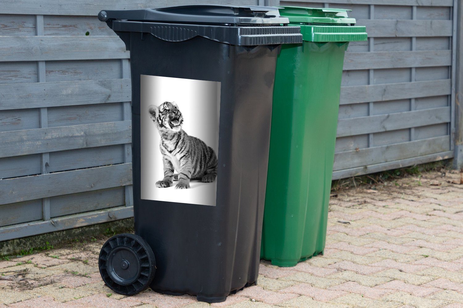 St), MuchoWow (1 Wandsticker Tigerjunges schwarz Hintergrund Mülleimer-aufkleber, offenem Container, - mit Abfalbehälter weiß weißem Sticker, Maul auf und Mülltonne,