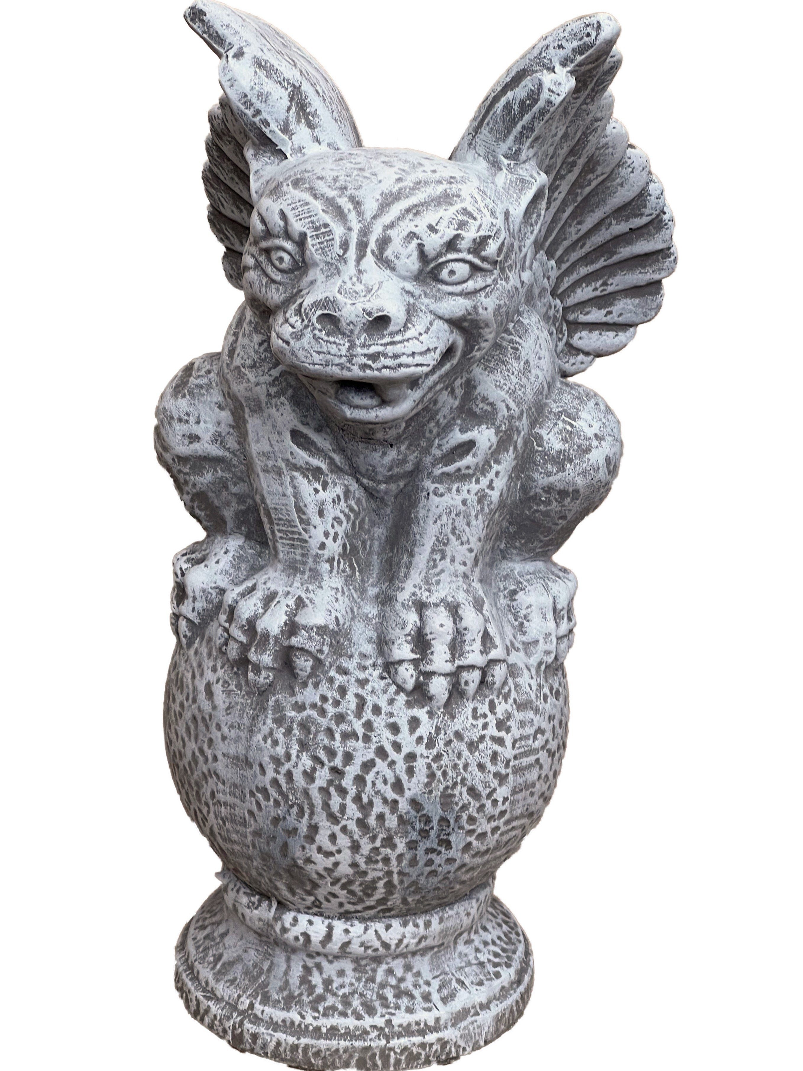 Gartenfigur Frostfeste Steinfigur Gargoyle auf Kugel