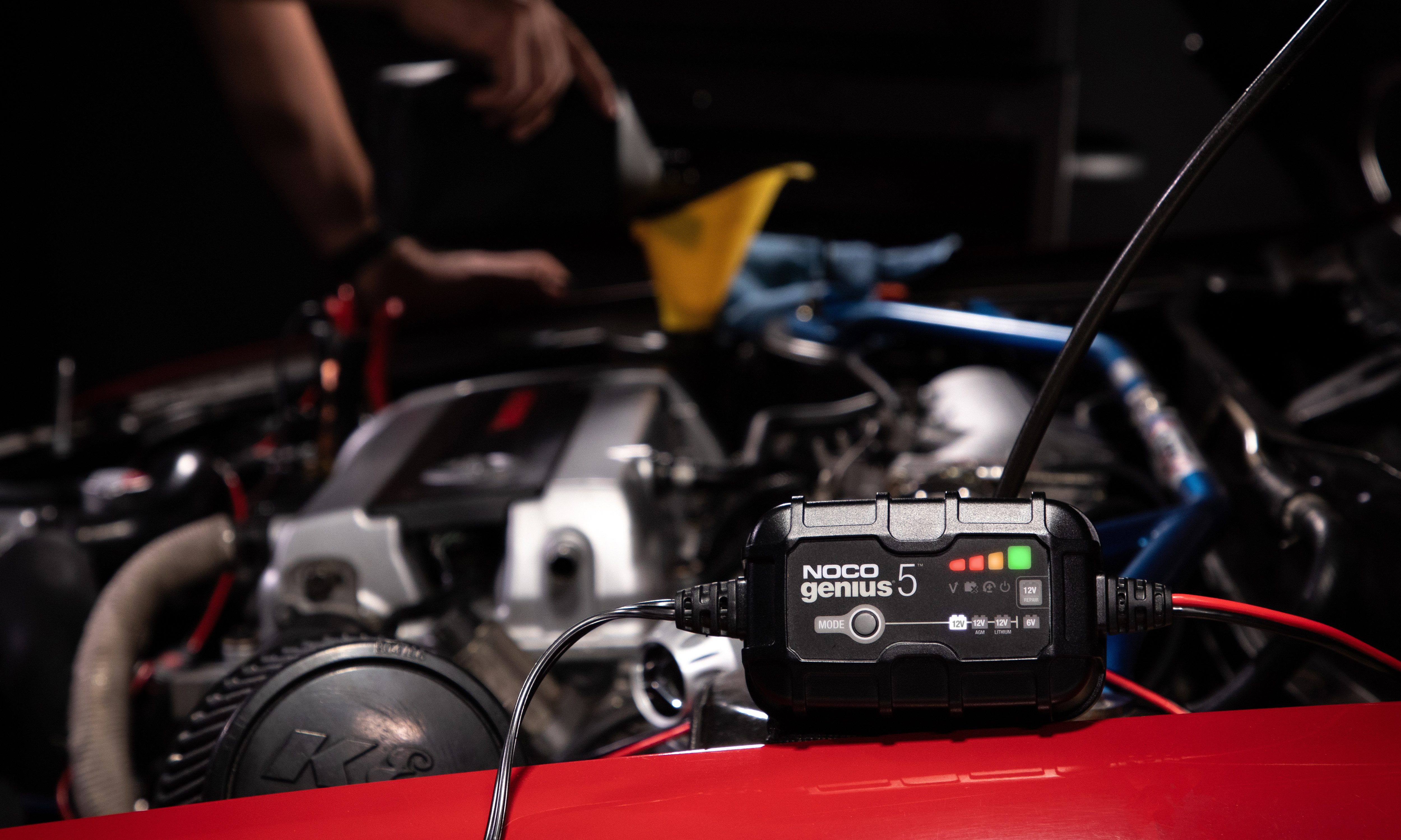 Noco NOCO Genius 5EU Batterieladegerät Autobatterie-Ladegerät (5000 mA, Packung, 4-tlg., incl. Zubehör, Vollautomatischer Ladevorgang)