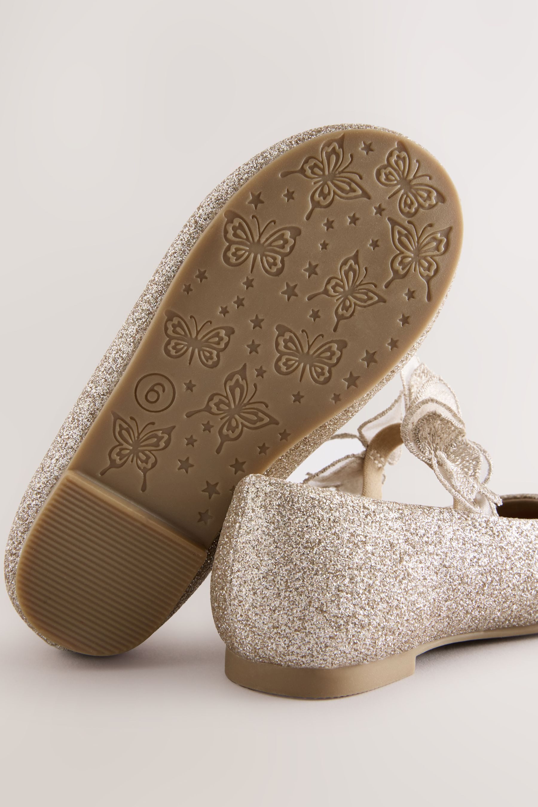 Next Glitzerschuh mit Riemen und Schmetterlingsdetail Ballerina (1-tlg)