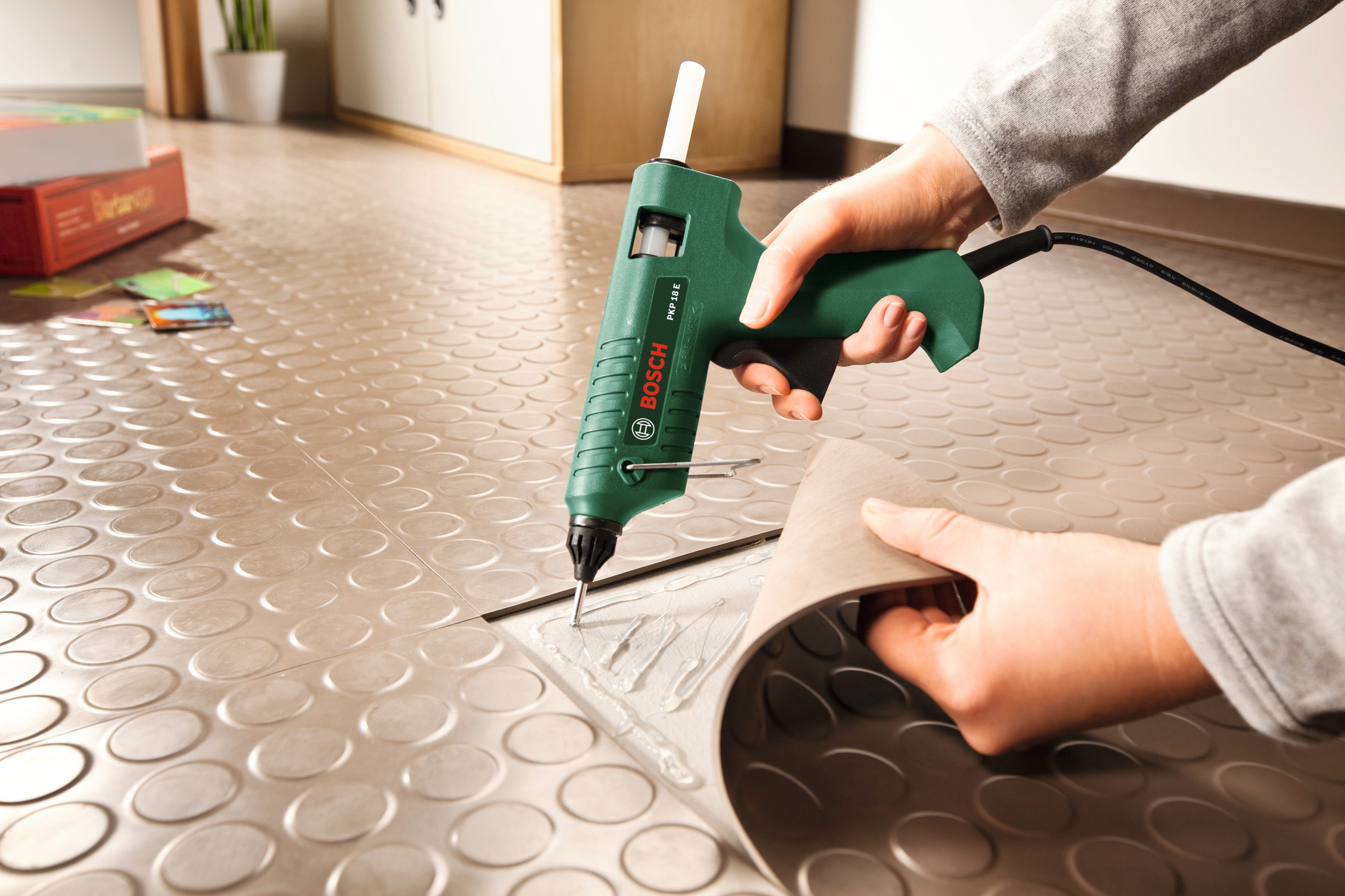 Bosch Home & Garden Heißklebepistole PKP 18 E, (1 extralange Düse, 1 Stick Schmelzkleber) – Bild 2 von 5
