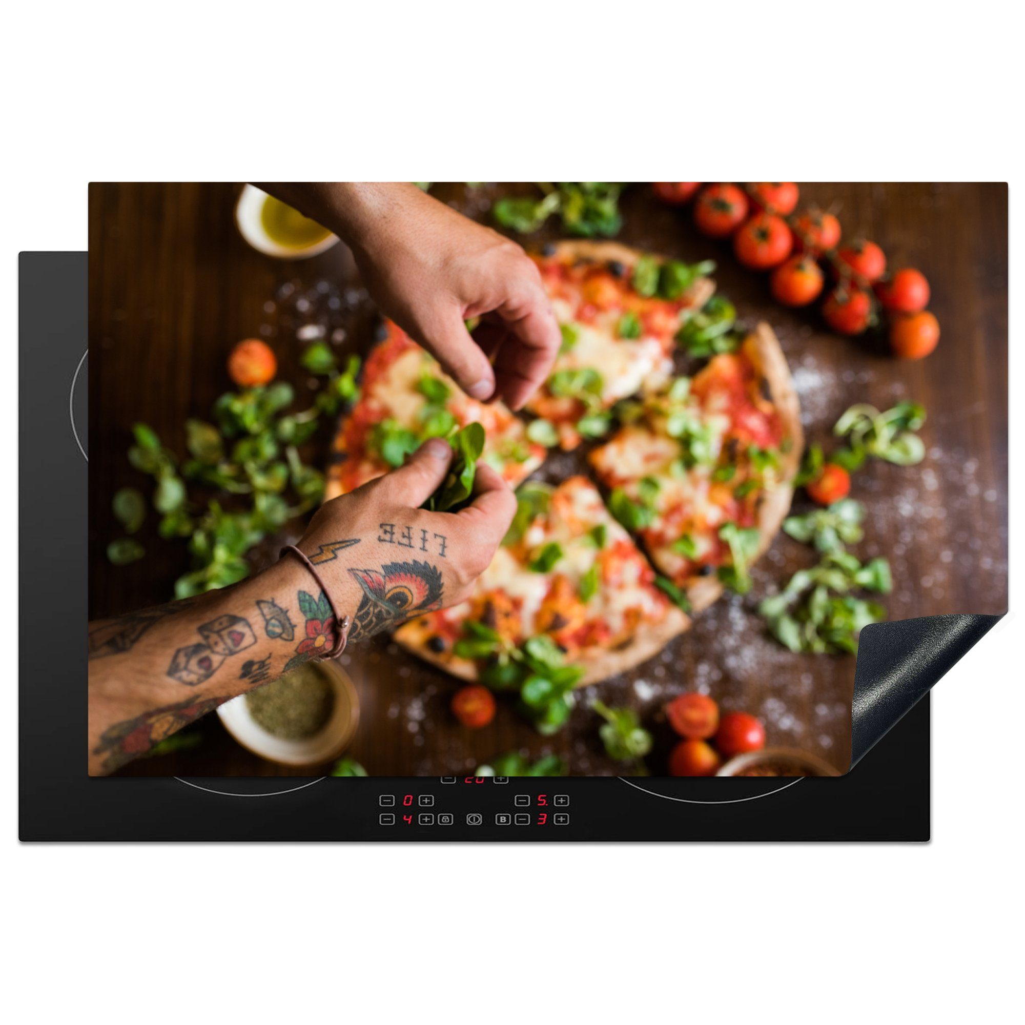 MuchoWow Herdblende-/Abdeckplatte Koch bereitet Pizza zu, Vinyl, (1 tlg), 81x52 cm, Induktionskochfeld Schutz für die küche, Ceranfeldabdeckung