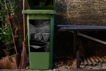 MuchoWow Wandsticker Bild eines Weinkellers in der italienischen Toskana - schwarz und weiß (1 St), Mülleimer-aufkleber, Mülltonne, Sticker, Container, Abfalbehälter
