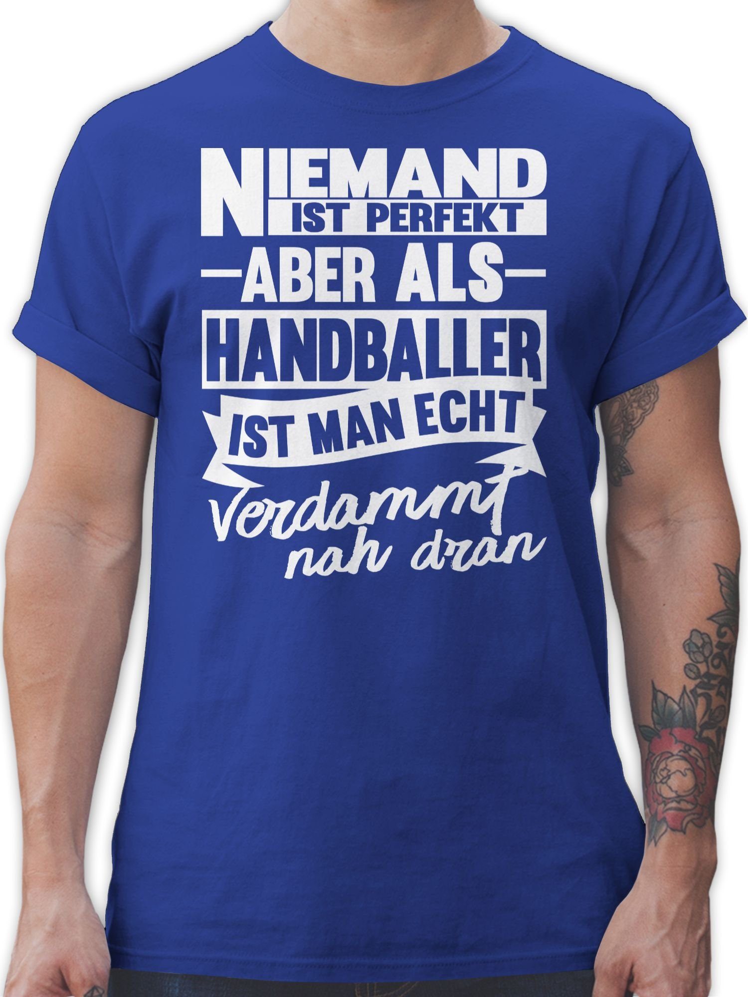 Shirtracer T-Shirt Niemand ist perfekt aber als Handballer ist man echt verdammt nah dran Handball WM 2023 Trikot Ersatz 2 Royalblau