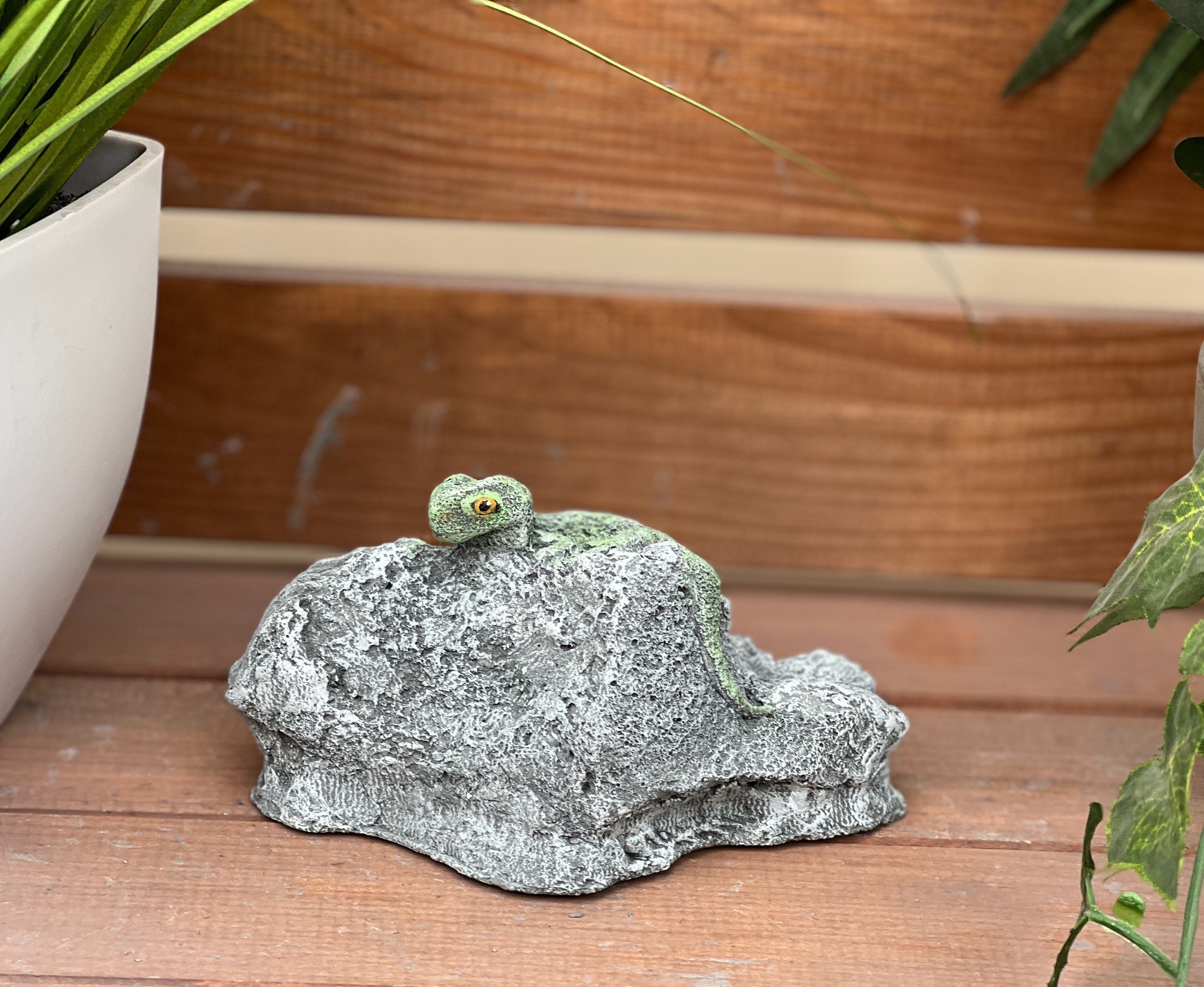 Gartenfigur Steinfigur Gecko and Stein Style Steinguss Stone frostfest auf