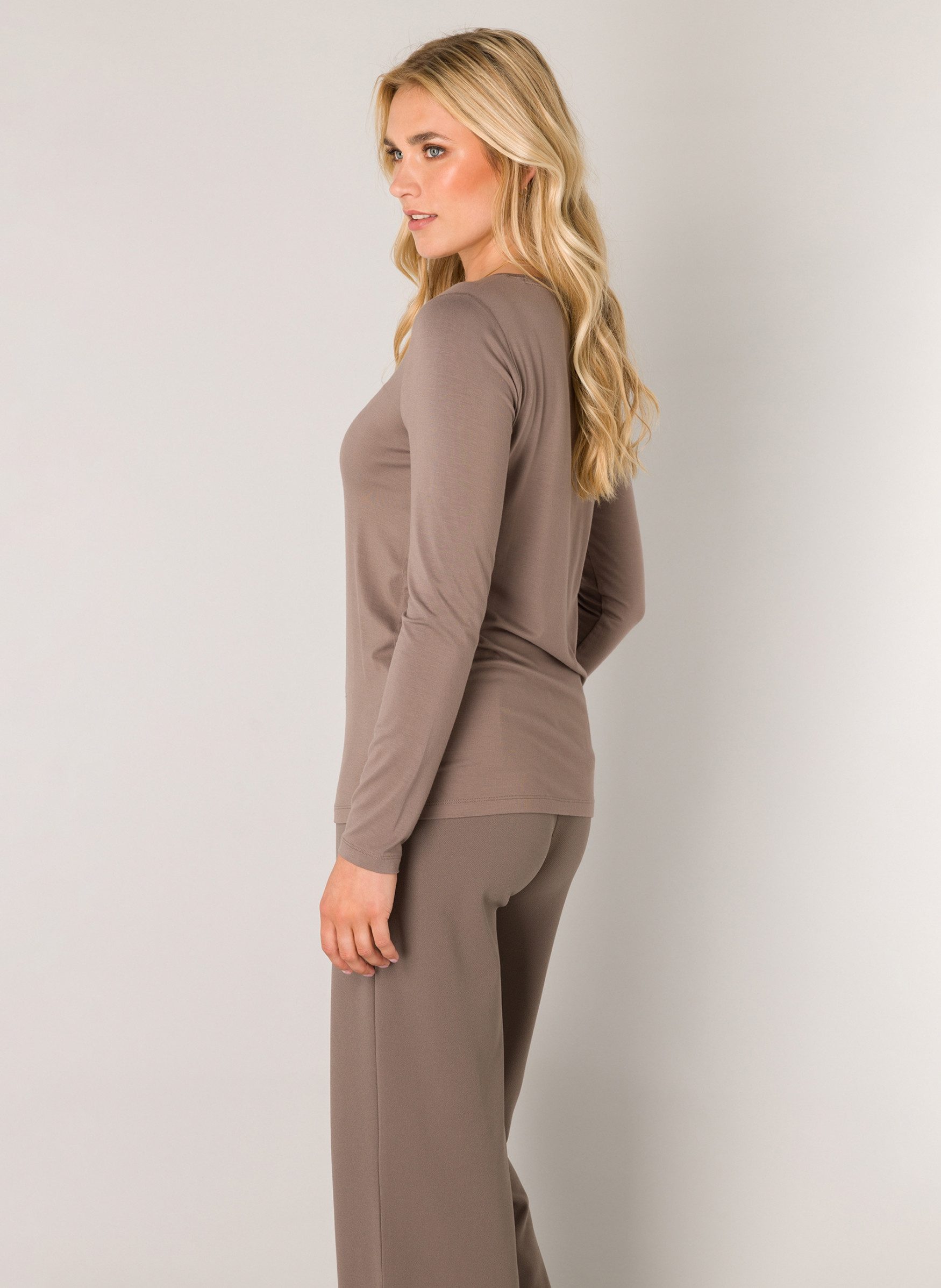 Base Level Langarmshirt mit V-Ausschnitt günstig online kaufen