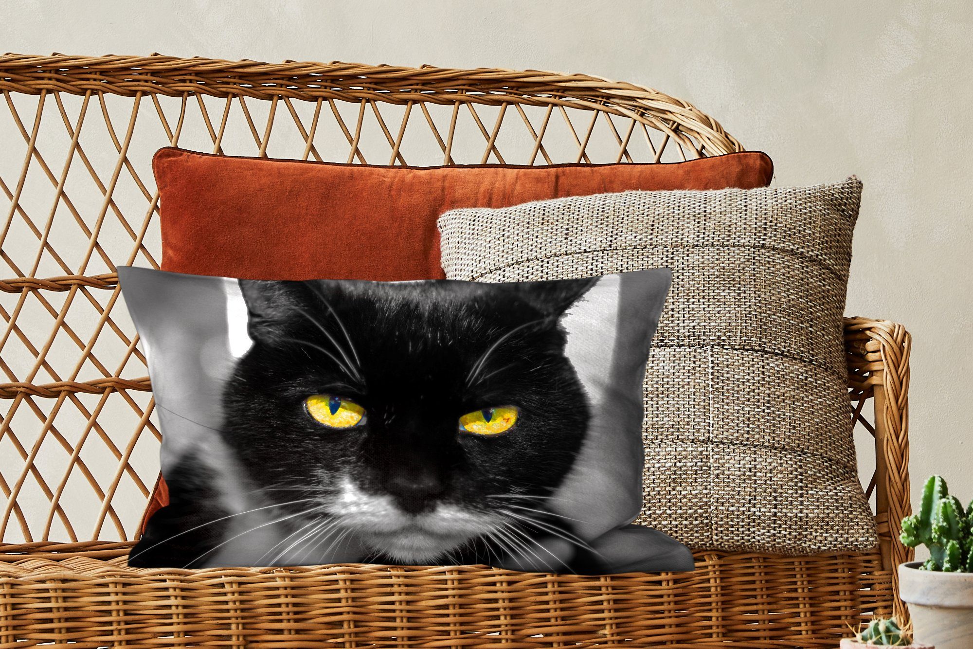 MuchoWow Dekokissen Füllung, Kopfes gelben Dekokissen Schwarz-Weiß-Foto einer schwarzen Wohzimmer Zierkissen, des Dekoration, Katze Schlafzimmer Augen, mit mit