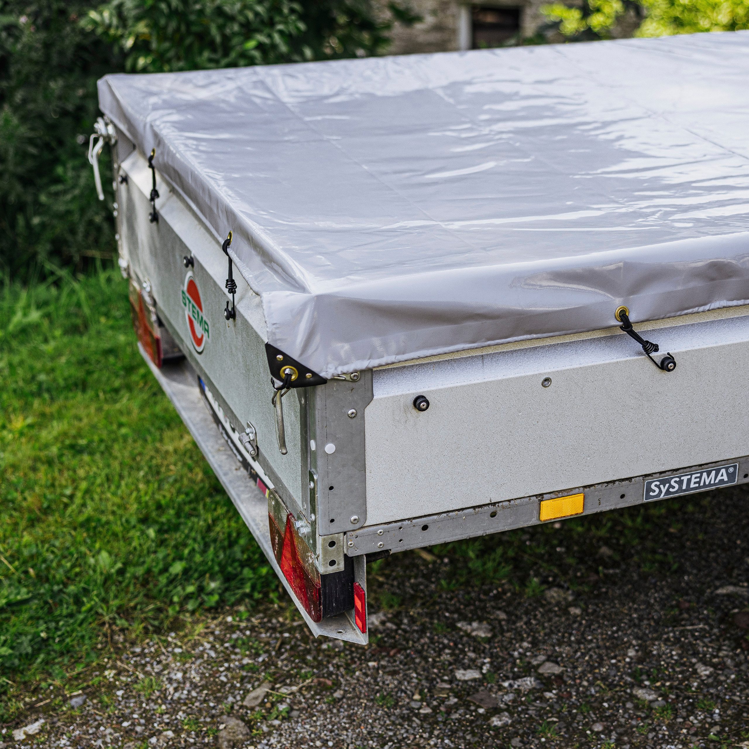 Premium Montagezubehör Premium PVC Allzweck-Plane, wasserdicht & UV-beständig, grau, 2x2m (Allzweck-Set, Premium PVC Allzweck-Plane, grau, 2x2m), UV-beständig, reißfest, rostfreie Ösen, 2x2m Plane