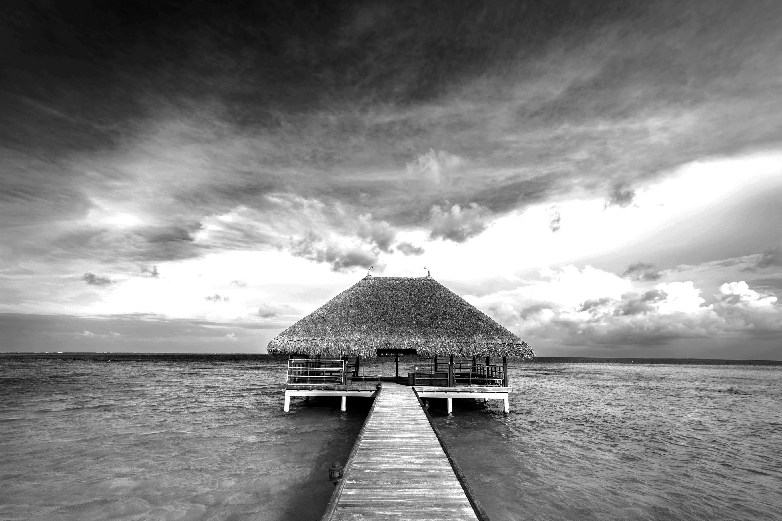 Papermoon Fototapete Haus auf dem Wasser Schwarz & Weiß
