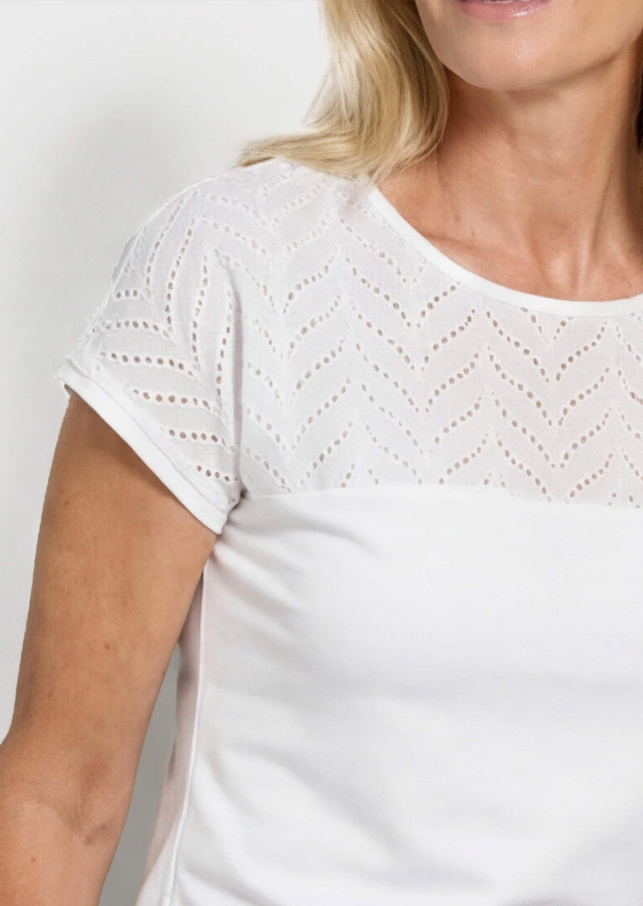 GOLDNER T-Shirt Spitzenshirt aus Jersey und Baumwolle Unifarbenes Modell mit elegantem U-Boot-Ausschnitt – Bild 5 von 5