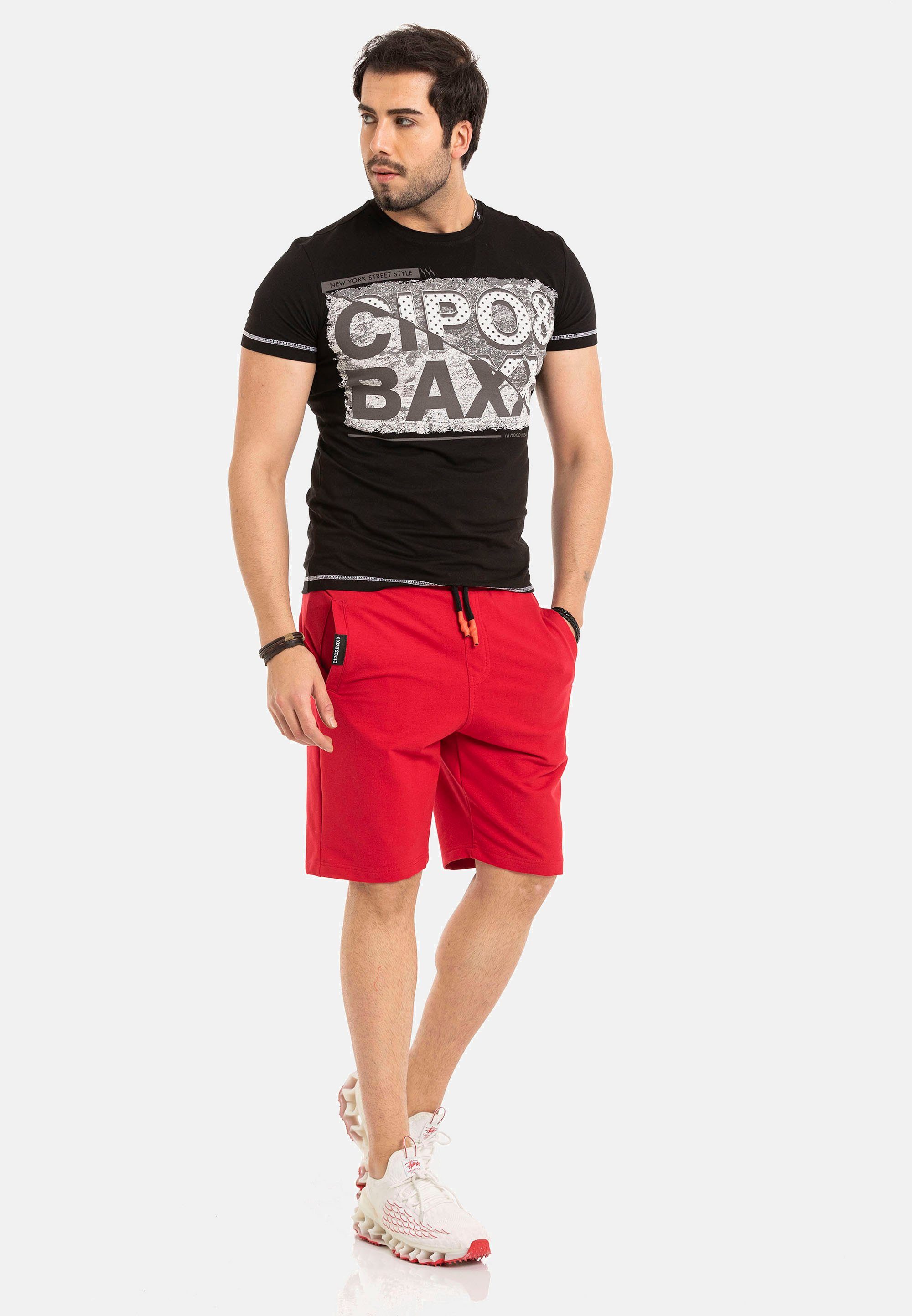 Cipo & Baxx sportlichem rot Look in Shorts