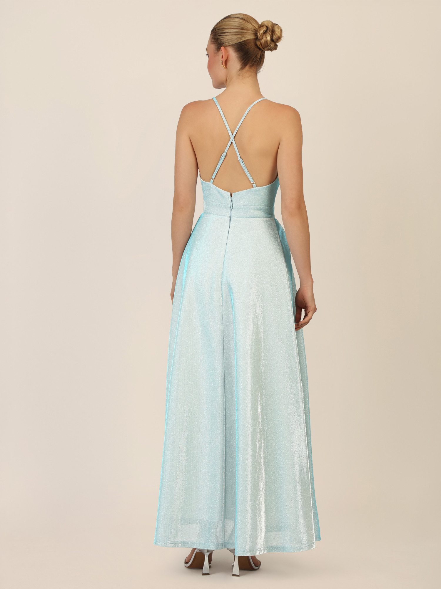 Apart Abendkleid aus einer metallic silber-hellblau schimmernden Jerseyware