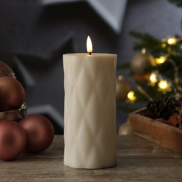 Deluxe Homeart LED-Kerze Mia mit Rautenmuster Echtwachs flackernd H: 15cm D: 7,5m weiß