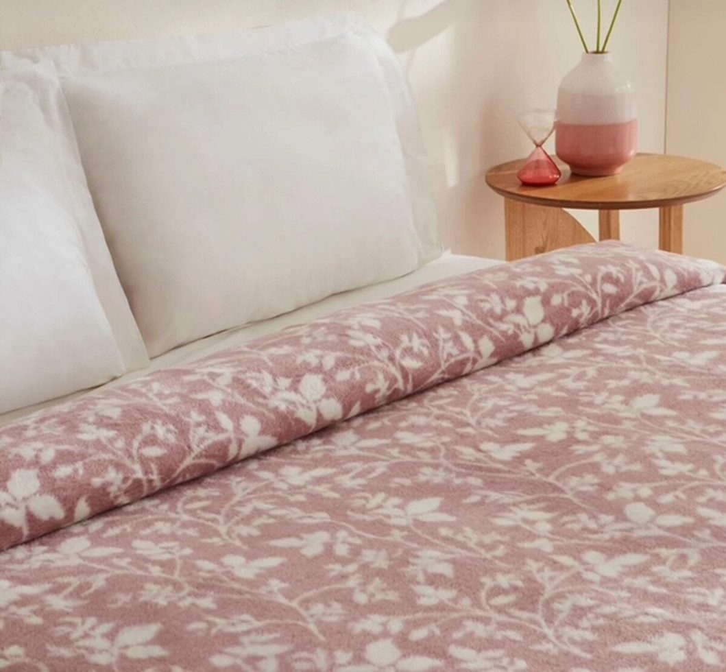 Wohndecke Wohndecke Cintia in leicht Rose mit Muster aus Biobaumwolle Mix, Sandiik, weich zart gemütlich wärmend