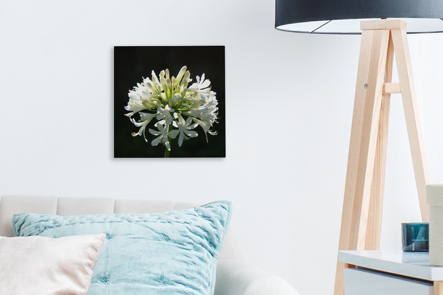 Agapanthus dunklen einem für blühender OneMillionCanvasses® (1 Ein Wohnzimmer Bilder vor bunt weißer Schlafzimmer Leinwand Hintergrund, St), Leinwandbild