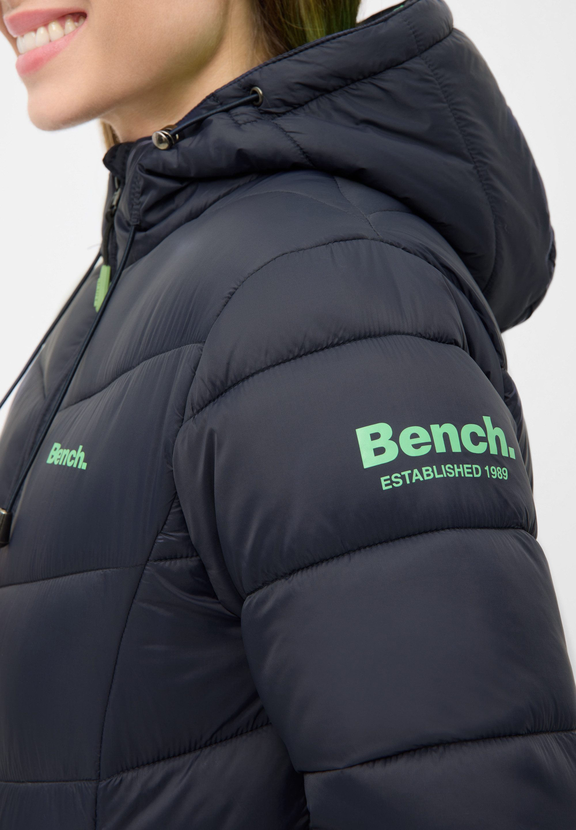 Bench. Steppjacke JIYRA leichte, taillierte Übergangsjacke mit breiter Steppung und Kapuze