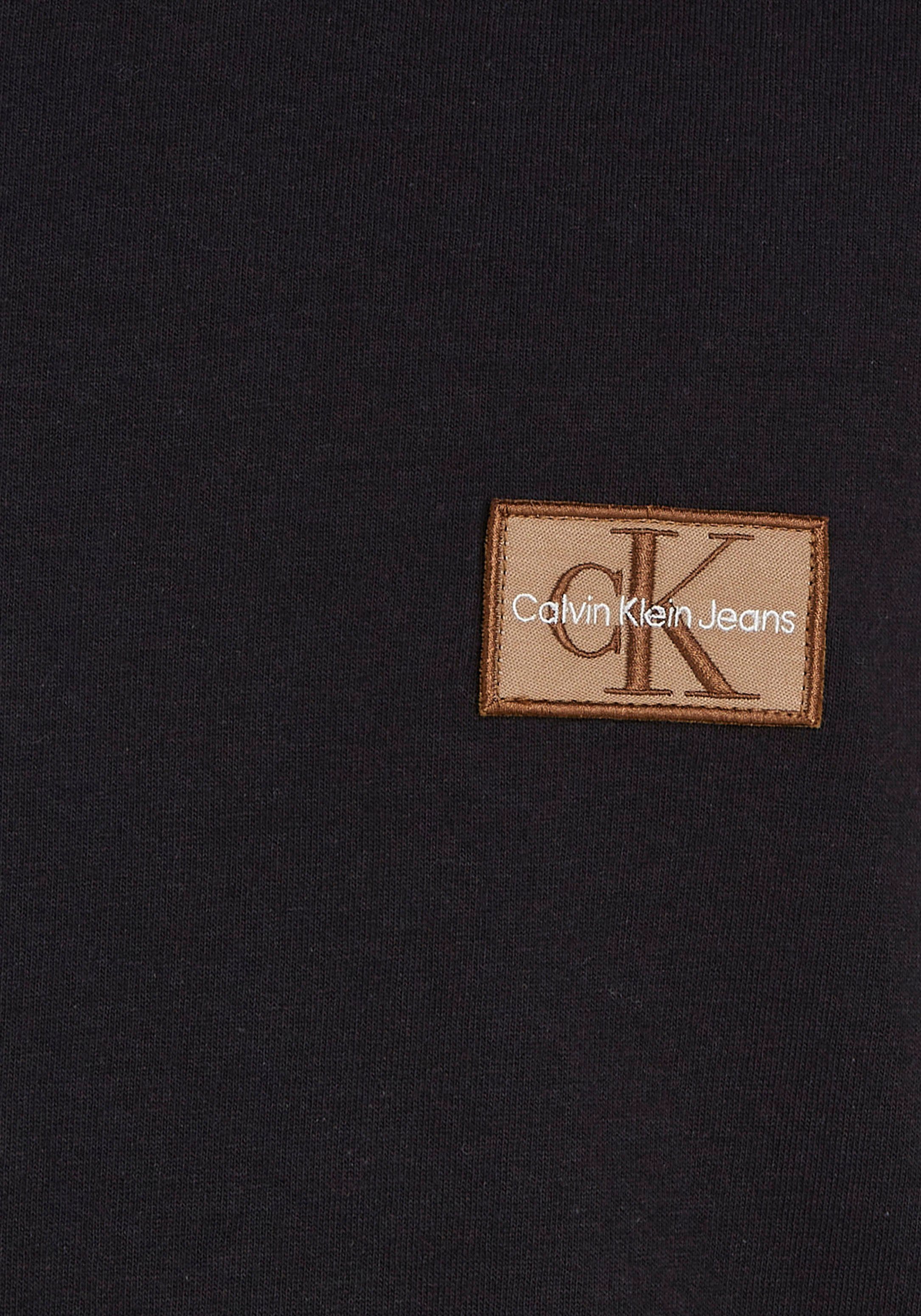 Calvin Klein Jeans auf mit Calvin TEE der Ck Black T-Shirt Brust Logo-Badge Klein SHRUNKEN BADGE