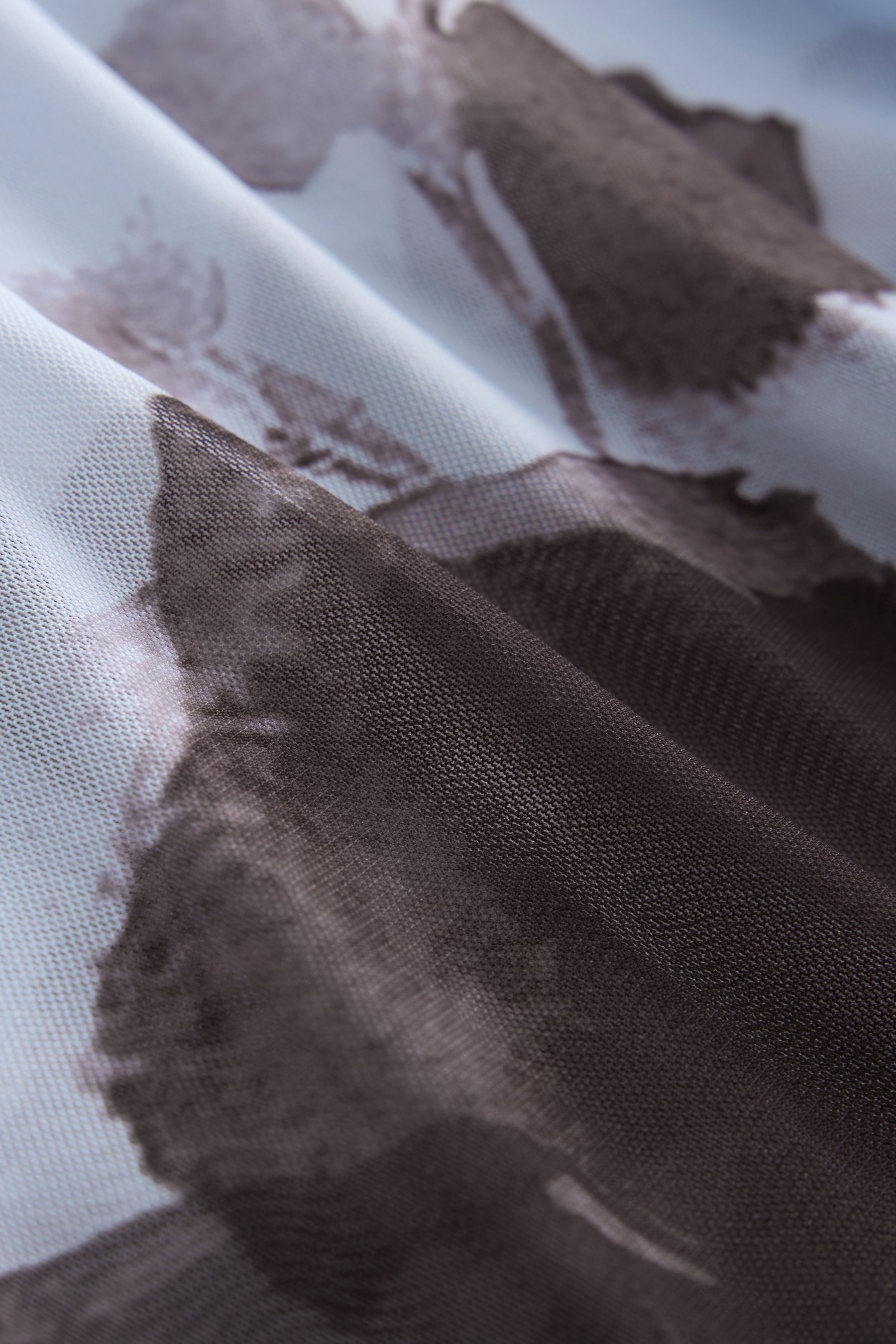 Next Midikleid Plissiertes Mesh-Midikleid mit V-Ausschnitt (1-tlg) – Bild 4 von 5