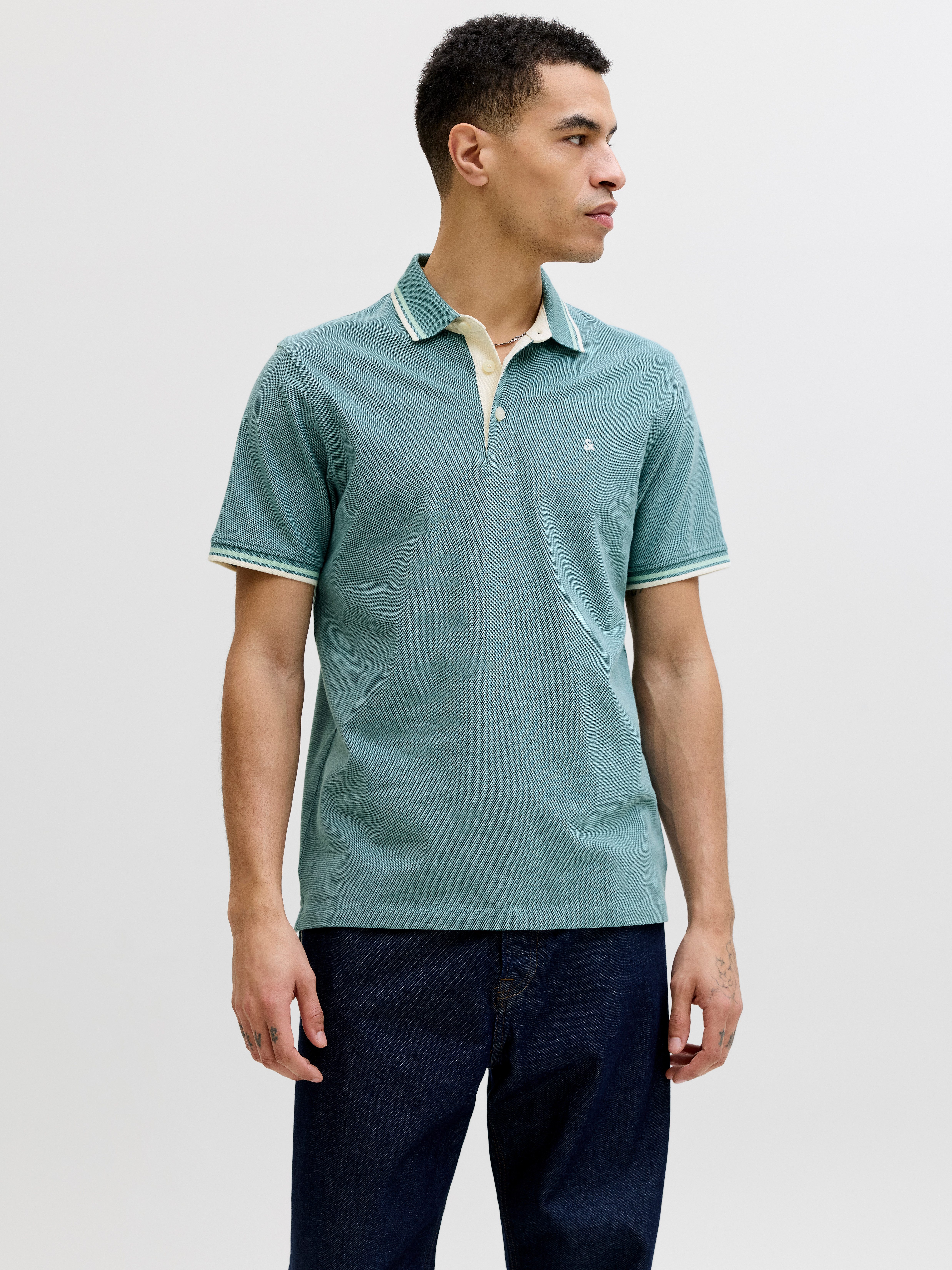 Jack & Jones Poloshirt JJEPAULOS Poloshirt mit klassischem Kragen und figurbetonter Form Logostickerei, modisch, schmal, Baumwolle, Polokragen