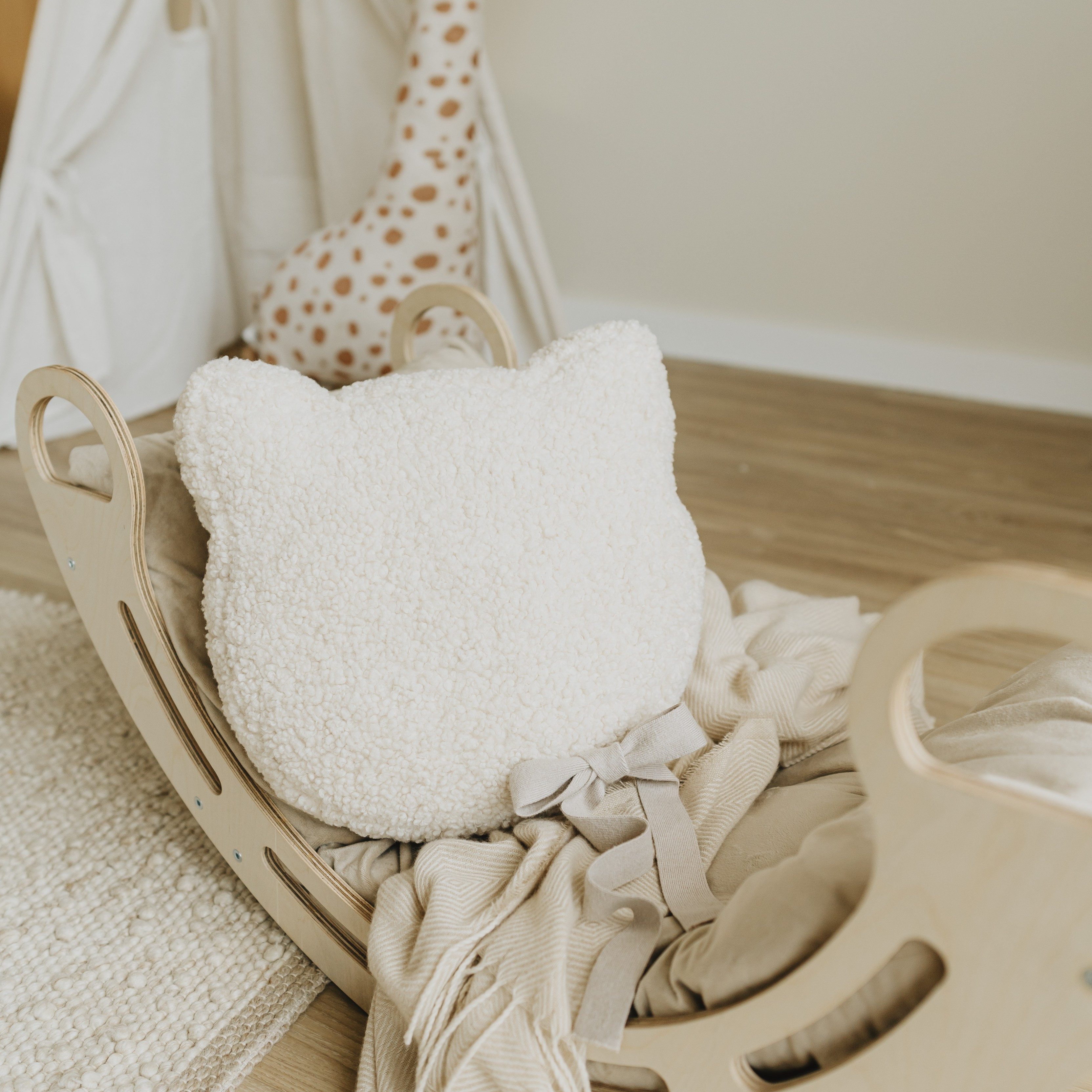 Zayno Babykissen Kuschelkissen "Mimi" aus Teddyfell in Katzenoptik, Atmungsaktiv und wärmeregulierend