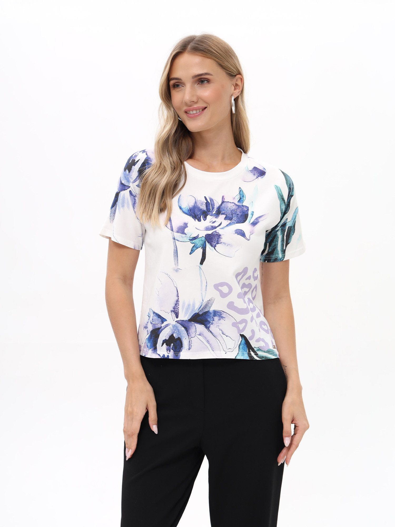 Passioni T-Shirt in weiß mit einem Blumen und Leopardenmuster Weißes T-Shirt mit lilanem Mustermix aus Blumen und Leopardprint