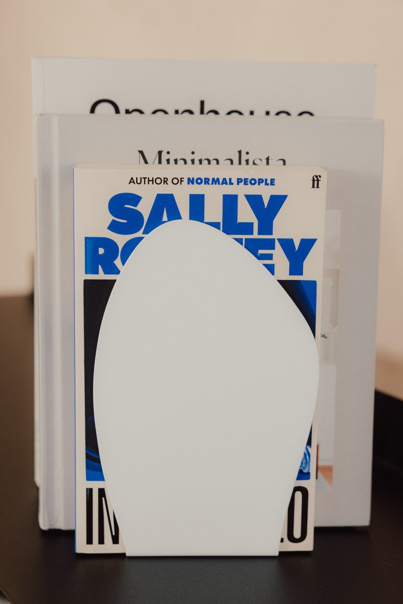 Metallbude Buchstütze DARCY (2-er Set), handgefertigt mit Präzision