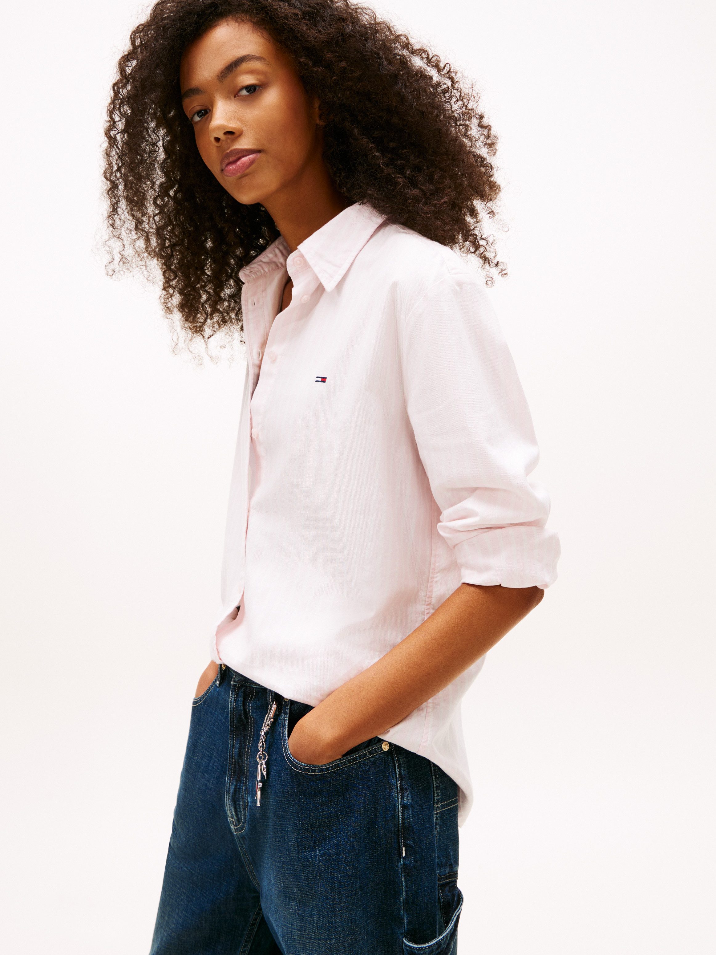 Tommy Jeans Hemdbluse TJW REG OXFORD SHIRT mit Logostickerei, abgerundeter Saum