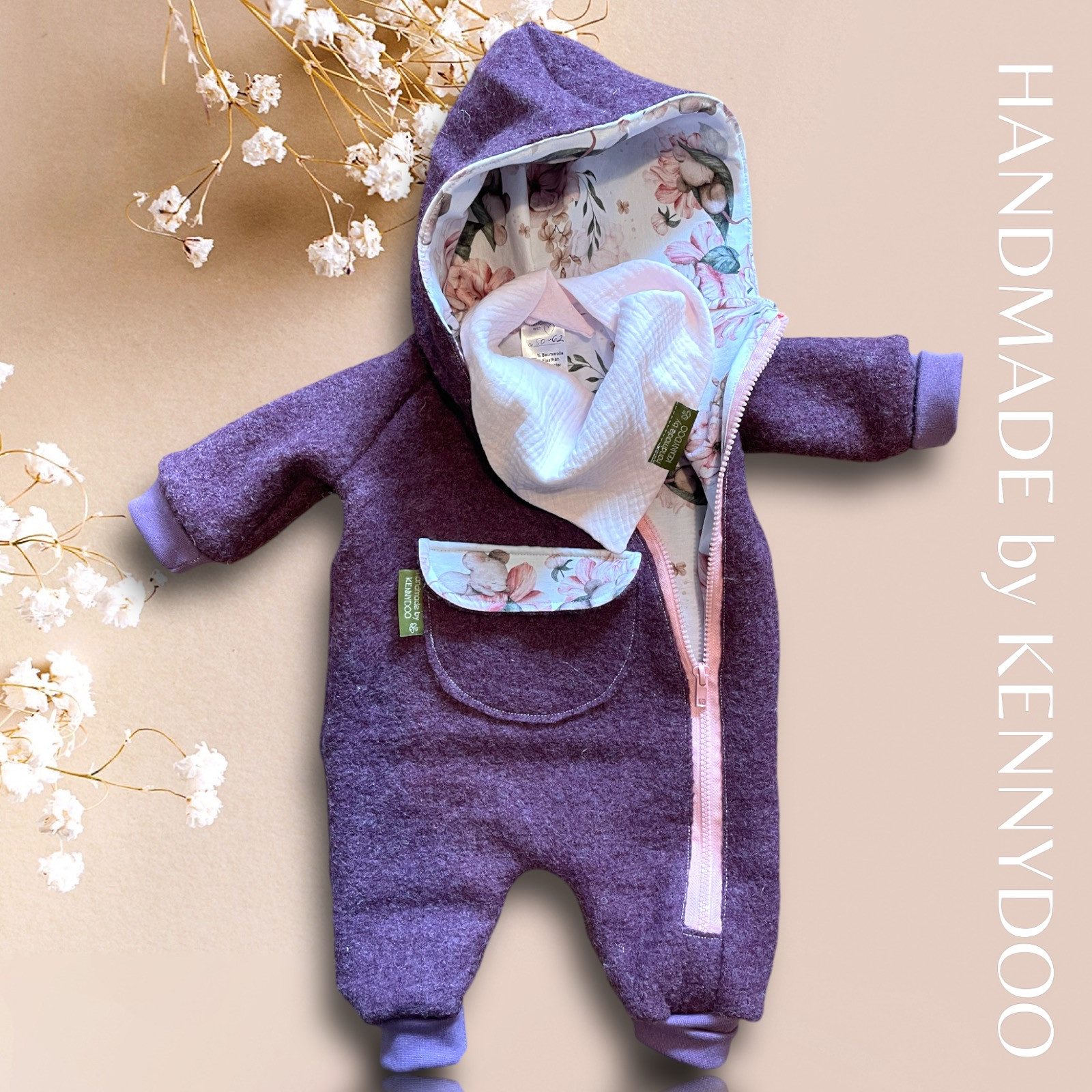 Taschen4life Overall Baby Wollwalk Overall Brombeere/Cassis (inkl. Musselin Halstuch) mit Reißverschluss, Handmade by Kennydoo, Motiv Sleepy Mouse