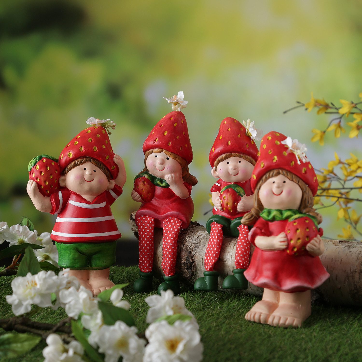 MARELIDA Gartenfigur Kantenhocker Erdbeerjunge Fritz mit Erdbeere Dekofigur Garten H: 19cm