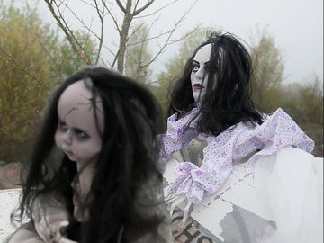 SATISFIRE Dekofigur Kriechende Zombiefrau 150cm Halloween Figur Licht Geräusche Sensor