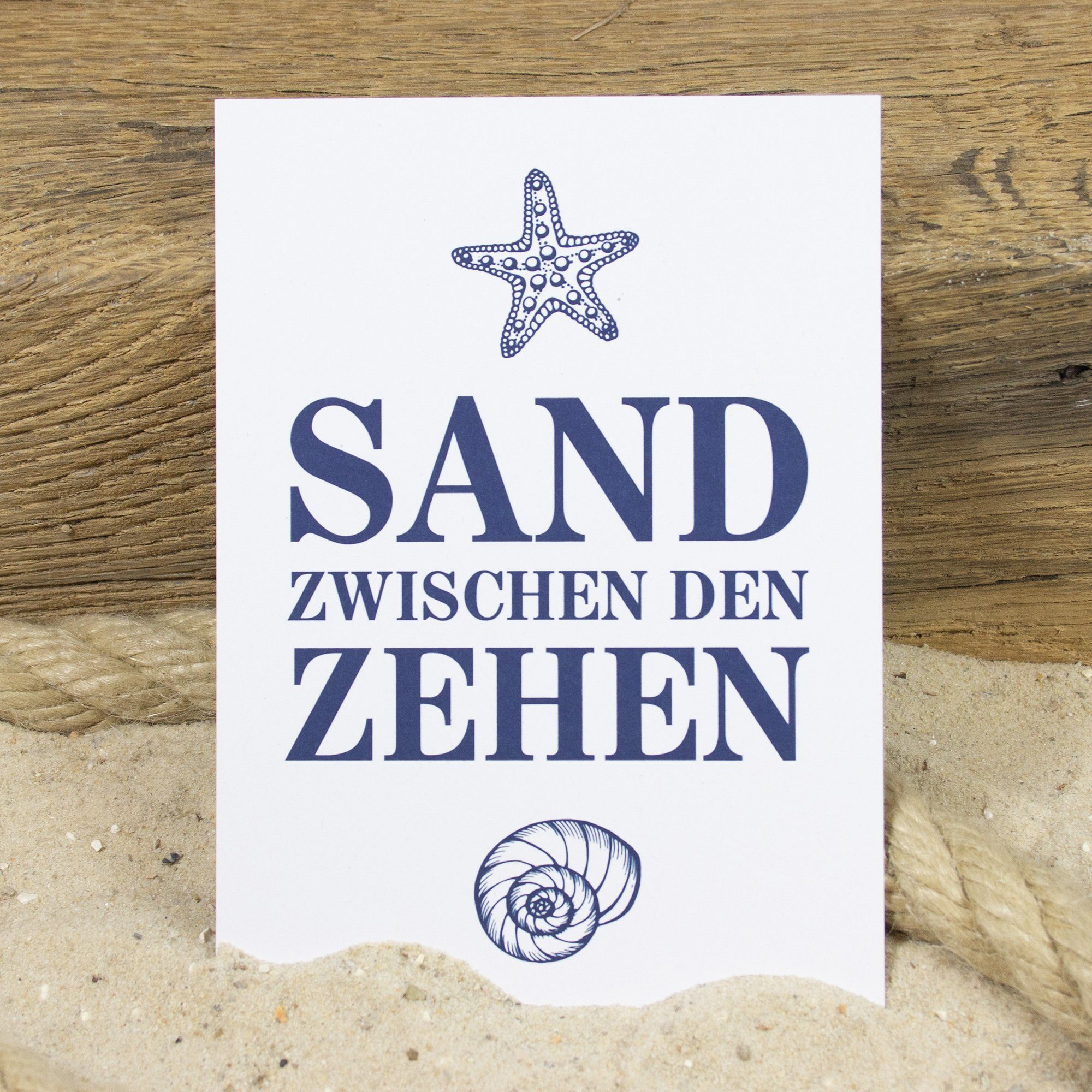 Bow & Hummingbird Postkarte Postkarte Sand zwischen den Zehen, 100 % Recyclingpapier | Grußkarten