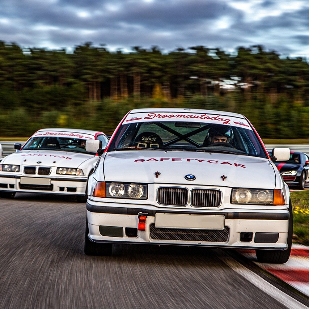 Jochen Schweizer Erlebnisgutschein Renntaxi BMW E36 325i (3 Rdn), Voller Action über die Rennstrecke