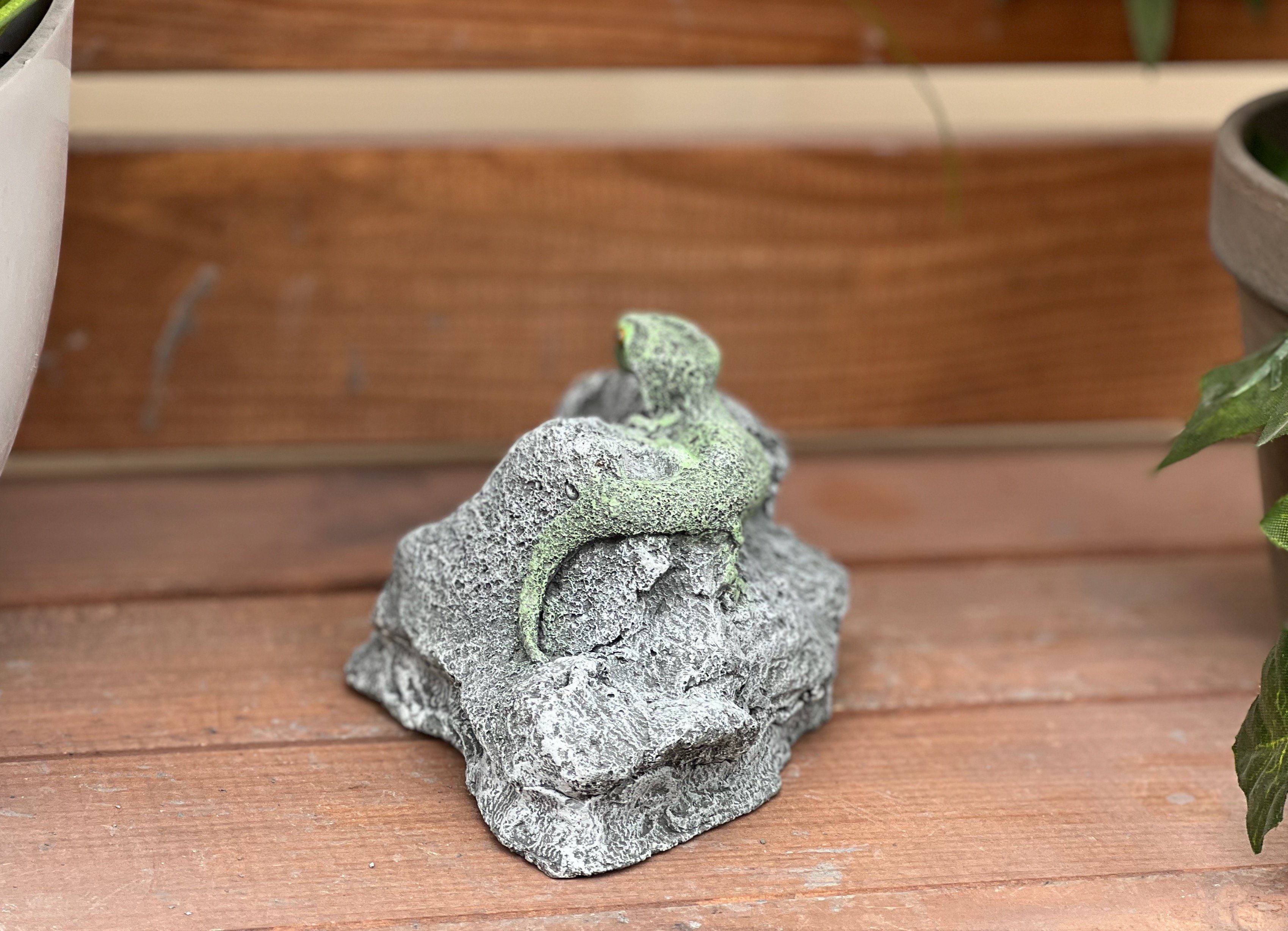 Gartenfigur Steinfigur Gecko and Stein Style Steinguss Stone frostfest auf