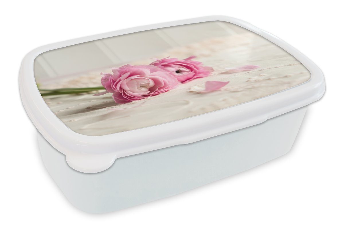 MuchoWow Lunchbox Rosa Ranunkelblüten auf einem Tisch, Kunststoff, (2-tlg), Brotbox für Kinder und Erwachsene, Brotdose, für Jungs und Mädchen weiß