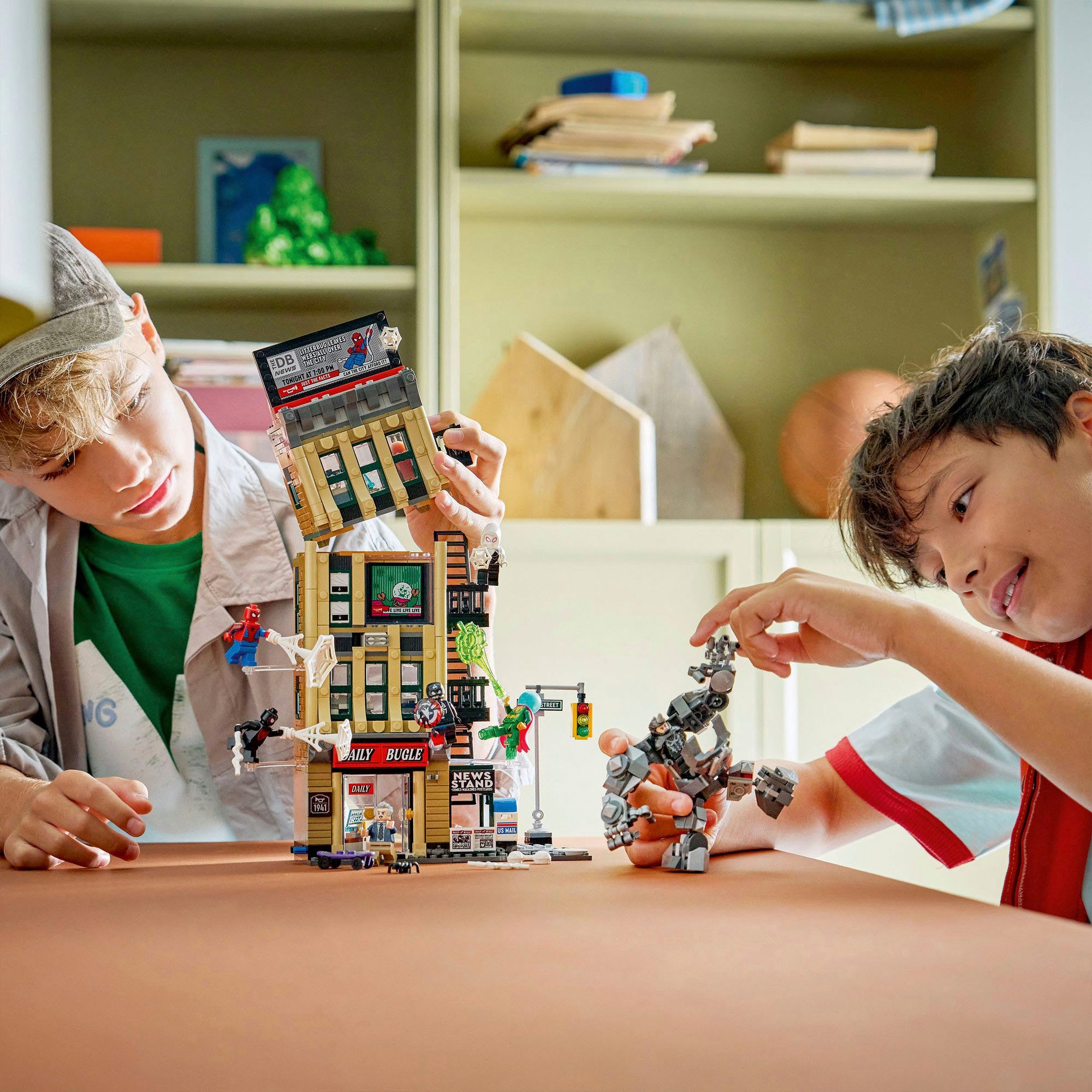 LEGO® Spider-Man vs. Mysterio: Daily Bugle (76342), LEGO Super Heroes Konstruktionsspielsteine, (781 St)