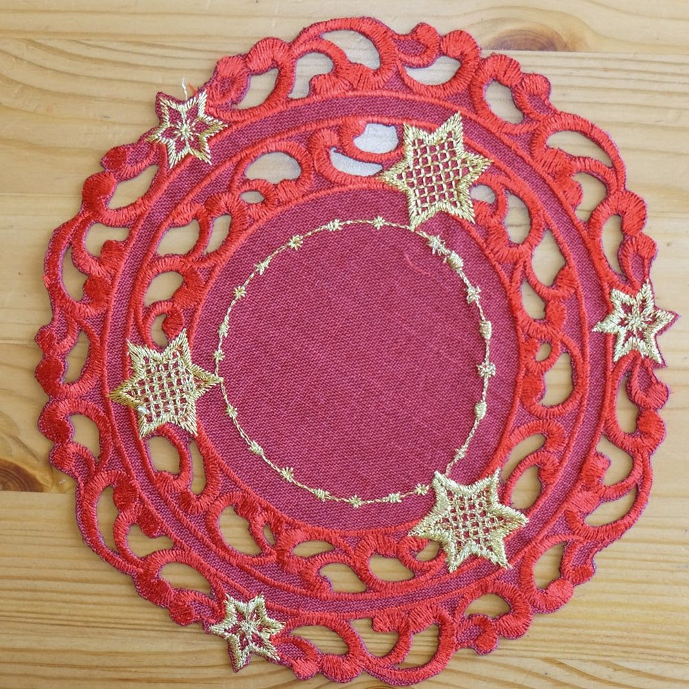 matches21 HOME & HOBBY Tischdecke Tischdeckchen SELINA Stern Cutout Stick rot gold Polyester Ø 20 cm (1-tlg), Pflegeleicht & waschbar bei 30 °C