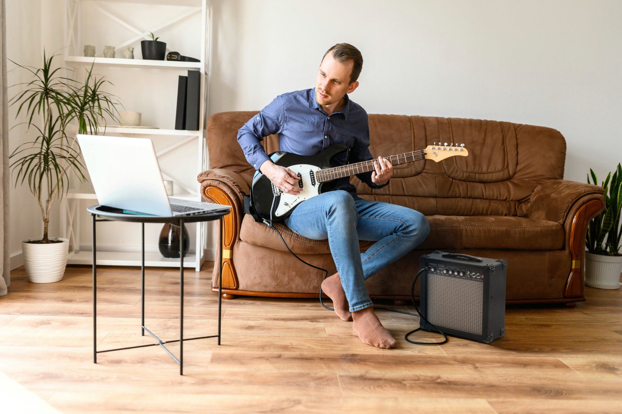 Rocktile Scream-15 Gitarrenverstärker Verstärker (Anzahl Kanäle: 2 (Clean und Overdrive), 15 W, Mini Combo Amp - 3-Band Equalizer)