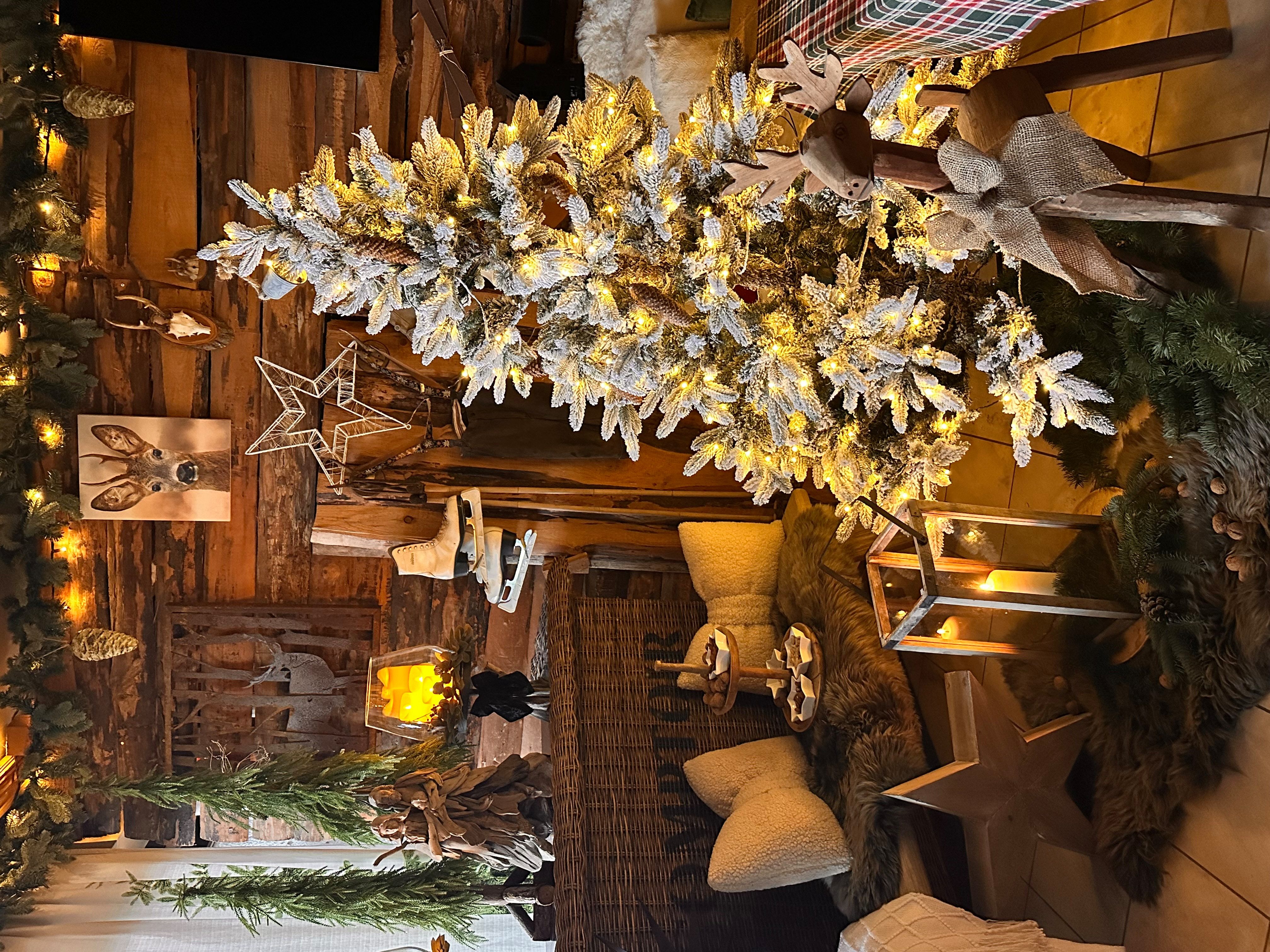 Salcar Künstlicher Weihnachtsbaum mit Schnee Tannenbaum Künstlich Christbaum mit Weiß Schneeflocken, 180 cm, mit 1230 Zweigen (573 PE + 657 PVC) und 300 LEDs