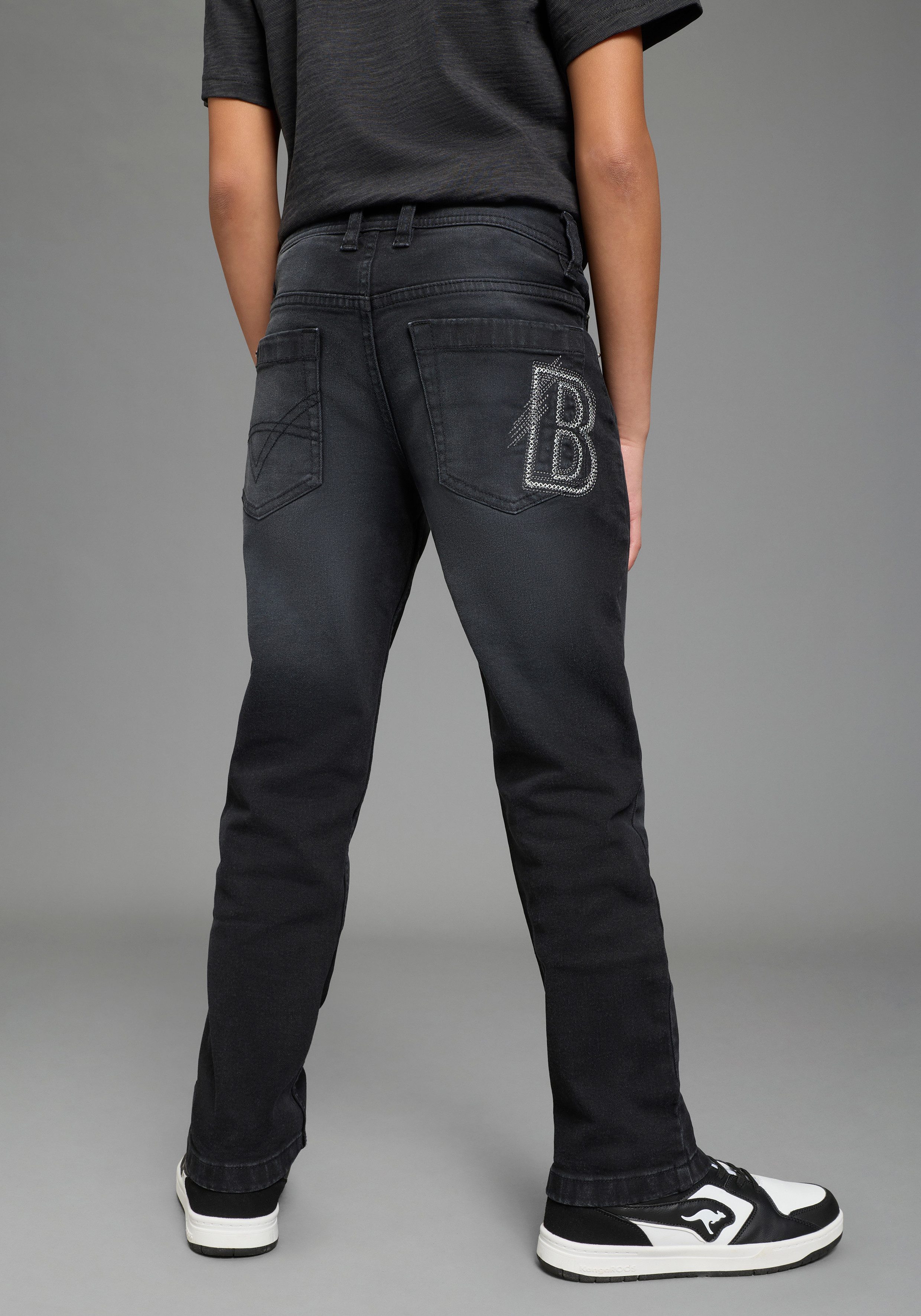 Bruno Banani Straight-Jeans Gerade Stretchjeans mit modischer Stickerei auf Po-Tasche, für Jungen für Jungen, normal hohe Leibhöhe, mit Stickerei