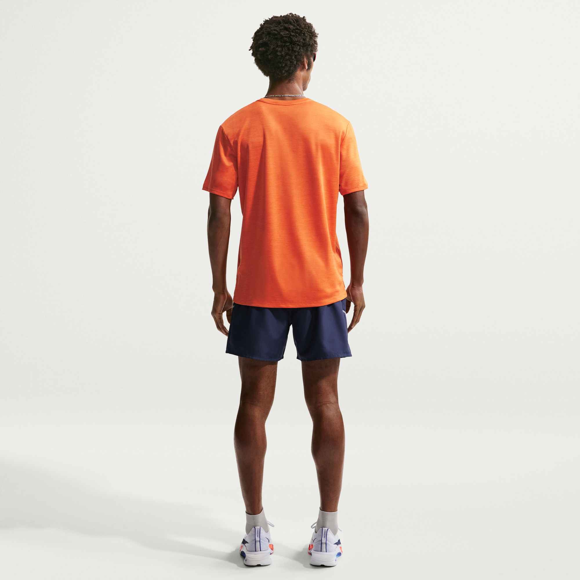 Nike Laufshirt M NK DF UV MILER SS mit reflektierenden Details, atmungsaktiv, schnell trocknend