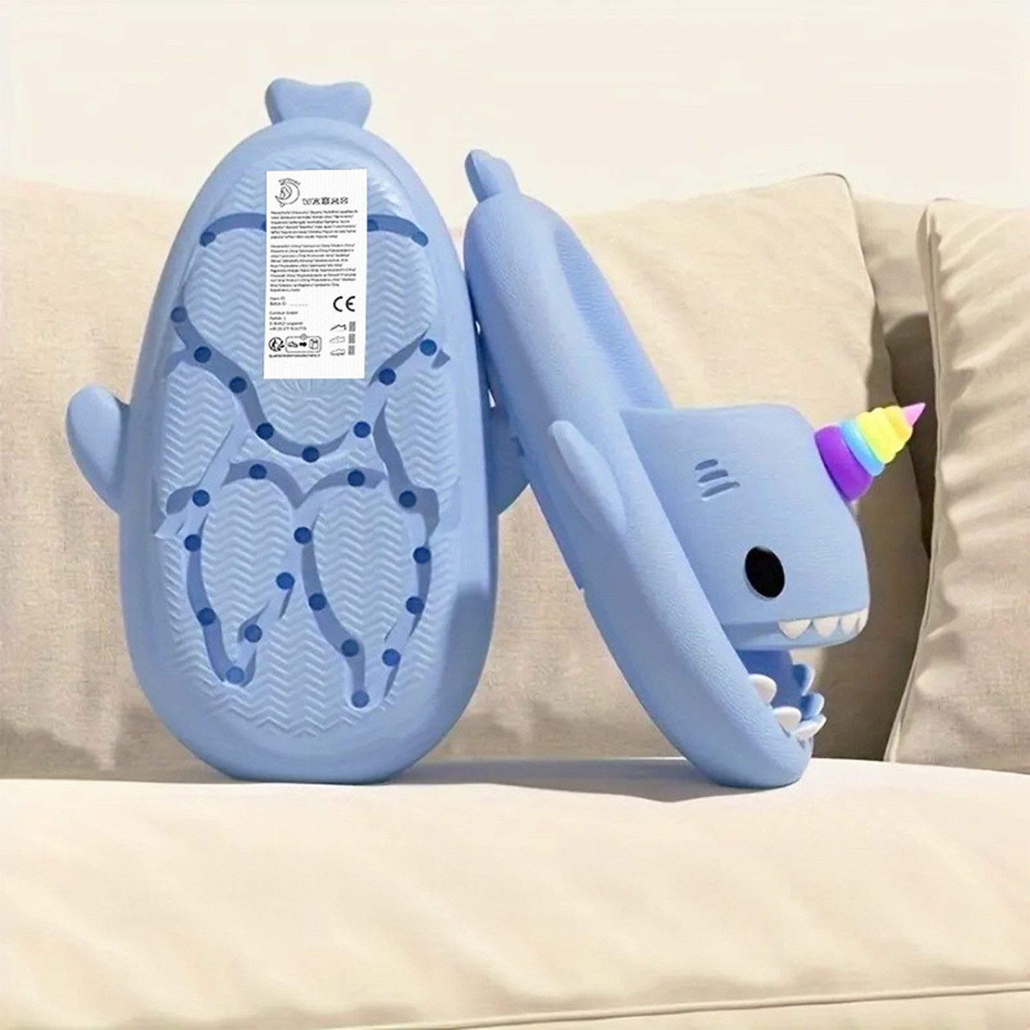 Corimori Hai Einhorn Badeschlappen mit Regenbogenhorn Badeschuh (Packung, Geschenk) lustige Badelatschen für Kinder und Erwachsene, EU Größe 34-35